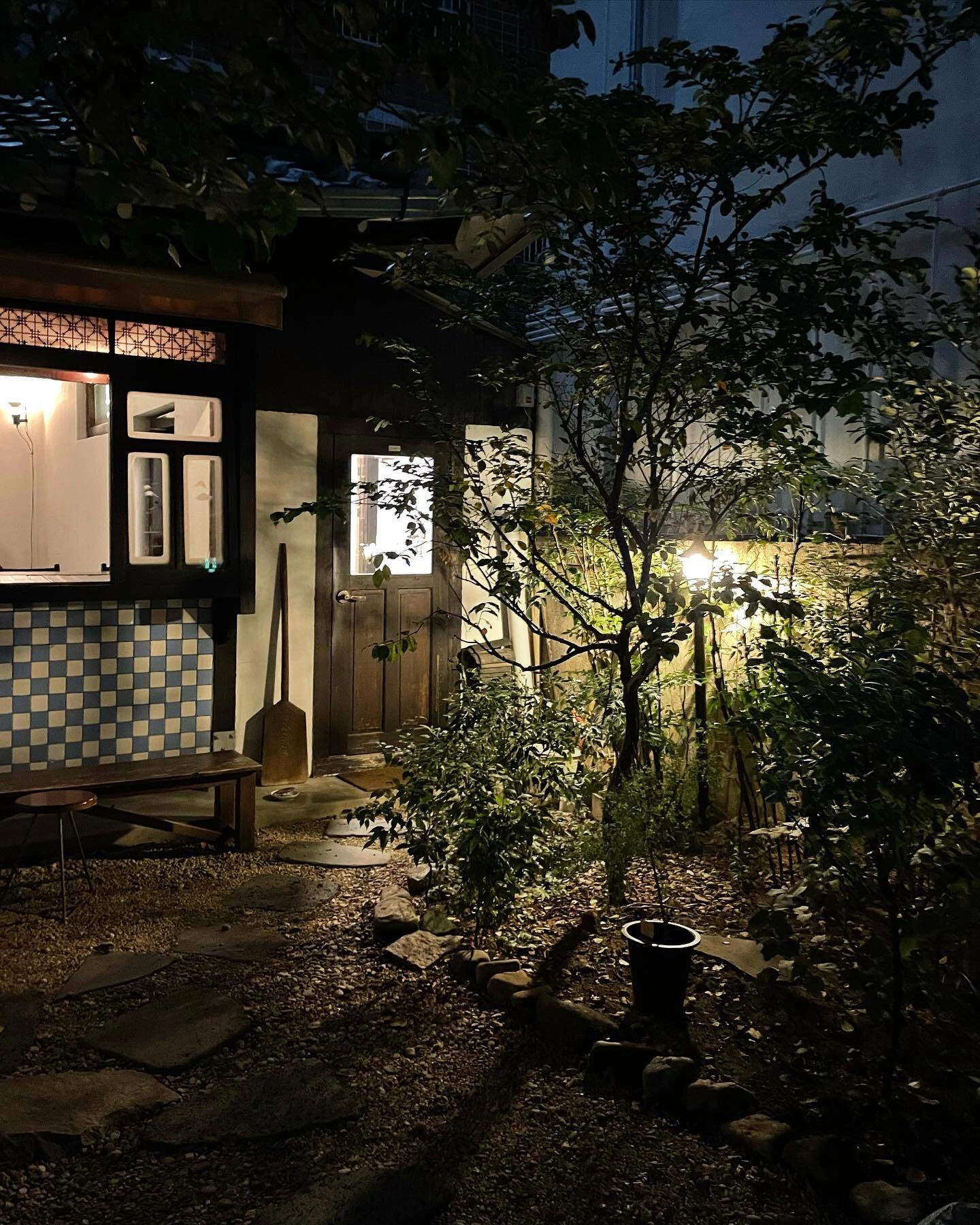 
                        大邱必去咖啡館 | Organic MOGA探秘發現了一個隱藏的寶地??，這次聰明地帶上了一本好書??。心情超級好，這里簡直是閱讀的天堂??！這里的音樂??、咖啡??、茶飲??和甜點??都是頂級享受。四周環繞著傳統韓屋和翠綠的植物??，氛圍讓人徹底放松。選擇了一個人少的時段前往，享受了難得的寧靜。不過要提醒你，韓國人喜歡晚上來咖啡館，所以即使晚上6點，這里依然熱鬧非凡??。下一次，我打算早起，來這里聆聽晨鳥的歌唱??。超級推薦這個地方，喜歡得不得了！??#大邱咖啡館 #大邱生活 #大邱探店 #大邱旅行 #韓國風情