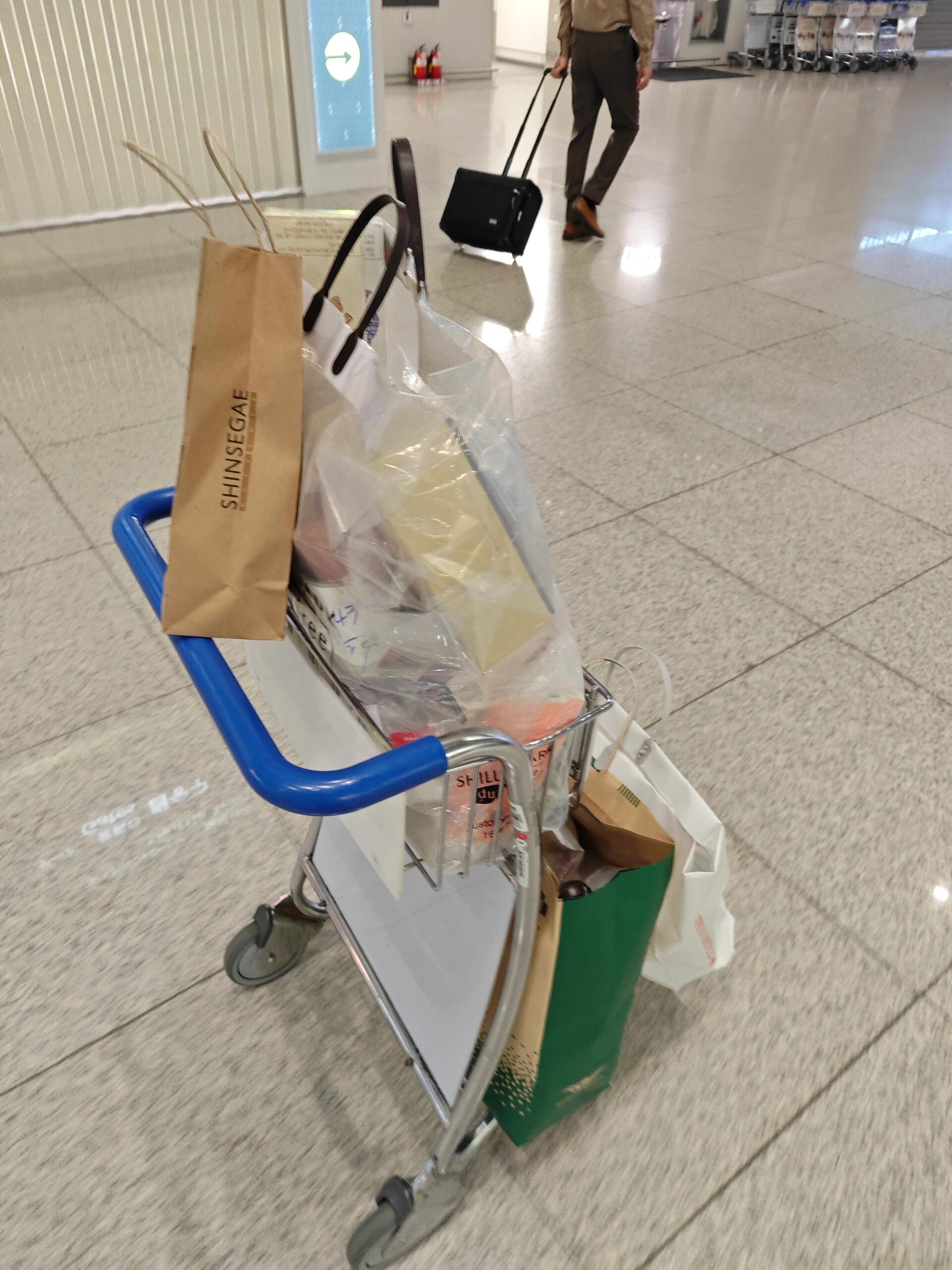 
                        ??行李過重的小插曲：我的韓國旅行記????在登機前的一刻，機長大人???????對我說，手提行李不能超重哦！每個人只能帶7.5公斤，而我一個人的行李竟然重得抵三個人！??你們說，我當時有多尷尬？經過一番爭取，機組人員終于同意讓我登機。作為一個對時間極其敏感的人，這還是我第一次成為最后一個登機的乘客。家人們啊，你們知道嗎？成年人的世界，崩潰就在一瞬間。??#韓國代購 #Oliveyoung #韓國免稅店 #新羅免稅店 #樂天免稅店 #現代百貨免稅店 #成年人的崩潰