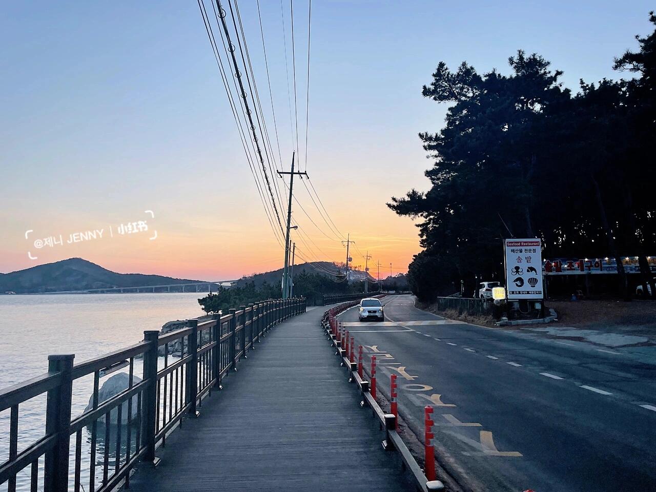 
                        仁川永宗島?絕佳夕陽美景捕捉地????海灘在仁川的永宗島上，有一個不可錯過的夕陽觀賞圣地，就是迷人的???海灘（Geojampo Beach）??。從Nest Hotel Incheon出發，只需步行大約7分鐘，你就能沿著海岸線享受絕美的海景。沿途不僅可以看到壯觀的龍游天空觀景臺（???? ???），還能登上階梯欣賞日出和日落的壯麗景色。一路上，你會經過emart24便利店，以及我之前介紹過的美味海鮮火鍋餐廳????。繼續前行，還有Hollys咖啡館等你探索，這里是觀賞蠶津島（???）日落的最佳地點，絕對值得一去???。而且，附近還有幾家可以一邊享受咖啡，一邊欣賞美景的咖啡店。我會整理好這些信息，之后再和大家分享哦！??#仁川 #永宗島 #永宗島咖啡店 #仁川旅游 #美景就在身邊 #日落 #不可錯過的美景 #小眾旅游地 #小眾景點 #韓國旅游 #韓國 #??? #sunset #?? #?? ?????