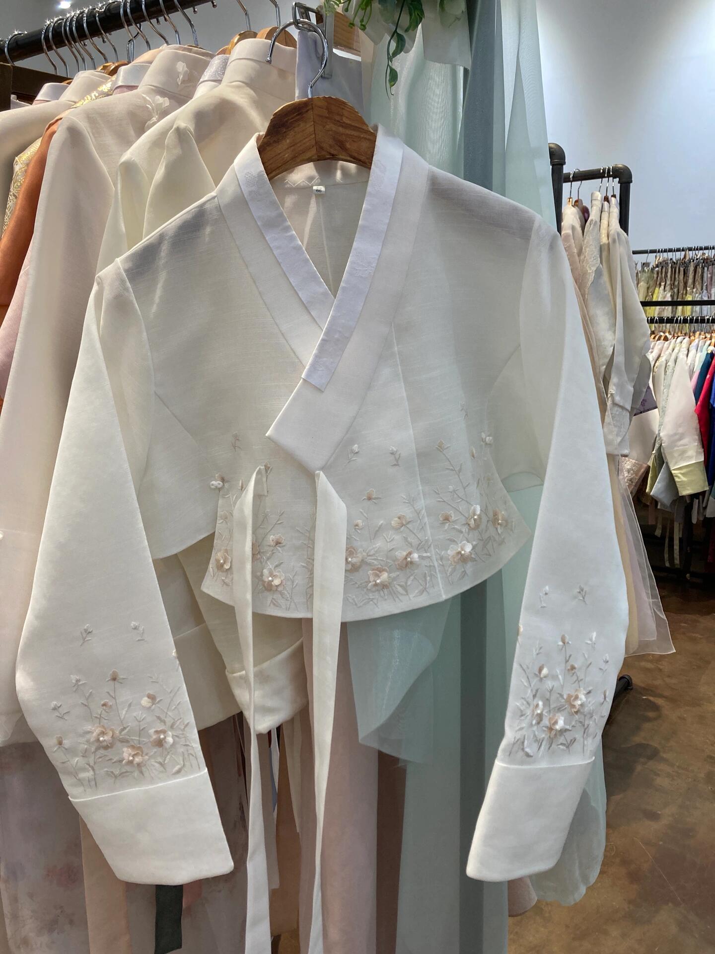 
                        穿上蓮花堂韓服的秘密?為什么蓮花堂的韓服這么美？?? 因為它的版型設計得太棒了！用料講究，每一件都精致高級，穿上它，任何人都能瞬間變得高貴、大氣又美麗～??蓮花堂位于首爾市中心，正對國立民俗博物館。想要一次過體驗不同風情？來這里就對了！你可以先在博物館里穿越歷史，再到景福宮感受皇家氣派。我們店就在奶茶店百味堂和黃生家之間，超級好找！??記得規劃好你的行程哦，因為景福宮每周二閉館。不過別擔心，你還可以去昌德宮或北村走走，我們店后面就是北村，超級便利。?營業時間和價格如下：- 傳統韓服：2小時15000韓元，4小時20000韓元，全天30000韓元- 主題韓服：2小時25000韓元，4小時35000韓元，全天45000韓元- 高級定制韓服：2小時40000韓元，4小時50000韓元，全天60000韓元我們提供免費的包包租賃和行李寄存服務，還有各種發飾免費使用哦！???? 發型服務也有多種選擇，從5000韓元到20000韓元不等，都是按照韓劇里的流行發型來的。現在天氣正好，非常適合穿韓服出游。???? 另外，我們還提供化妝服務，化妝加發型套餐只需6萬韓幣，還有專業攝影師合作，讓你的韓服體驗更完美！#韓服體驗 #蓮花堂韓服 #首爾北村韓屋 #韓國景福宮 #景福宮探店 #今天的故事今天發