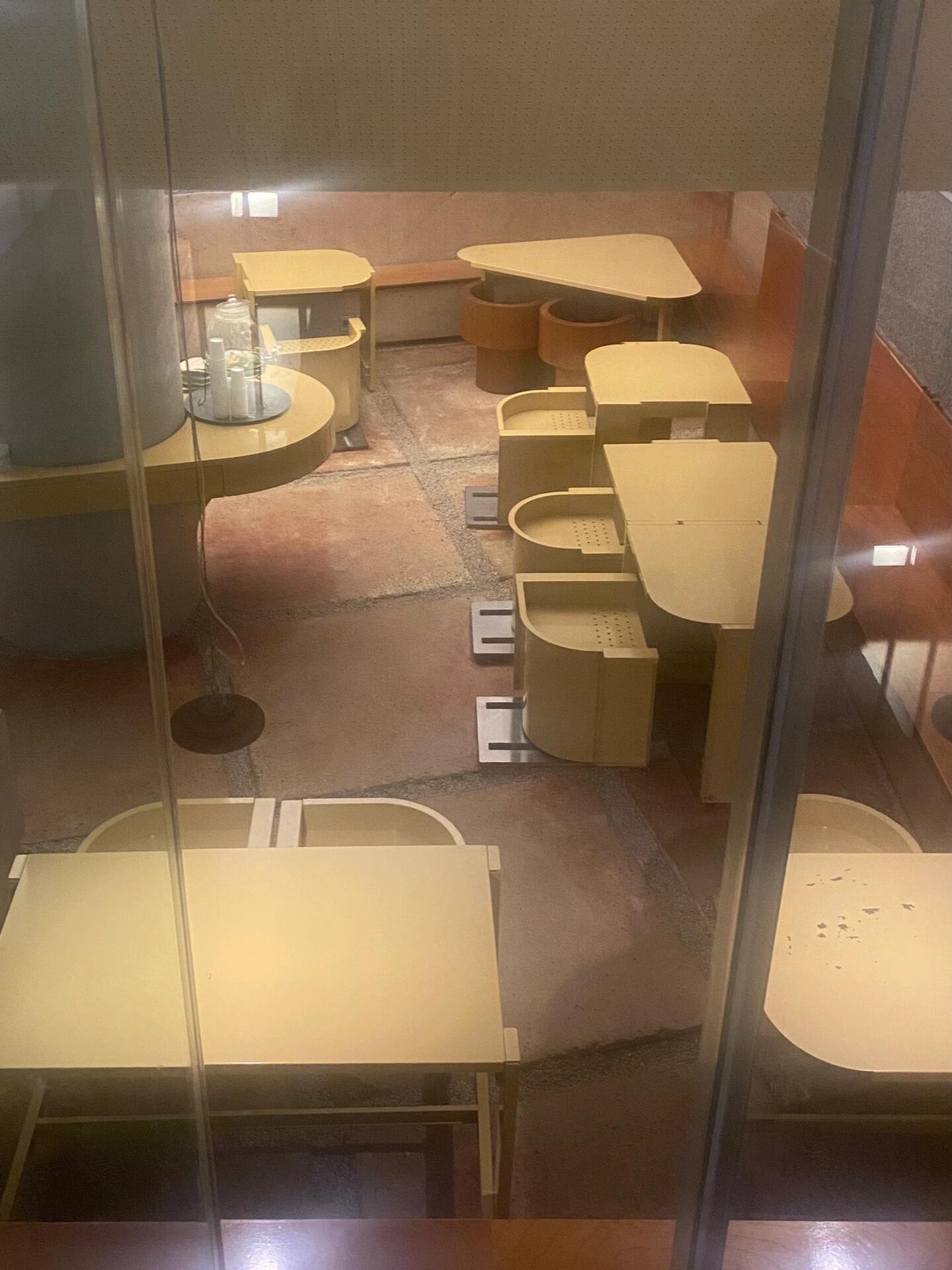 
                        ?? 剛從韓國飛回來，已經在規劃下一次的旅行啦！午后醒來，漫步在街頭，隨性地探訪心儀的小店（真心推薦，如果不遠的話，打車超方便??）。叫上好友共享午餐，邊吃邊聊，超級開心??。我們嘗遍了：- 烤豬皮和辣雞爪??- 濃郁的大醬湯??- 香甜的年糕血腸??- 酥脆的米酒土豆餅和韭菜餅??- 鮮嫩的生牛肉拌飯??- 人氣炸雞搭配冰鎮啤酒????- 香烤大腸，滿足感爆棚！??這些美食讓人回味無窮，已經開始期待下一次的韓國美食之旅了！??#我的日常分享 #日常 #韓國旅游 #韓國旅行 #韓國美食 #首爾美食探店 #首爾旅行 #美食日記