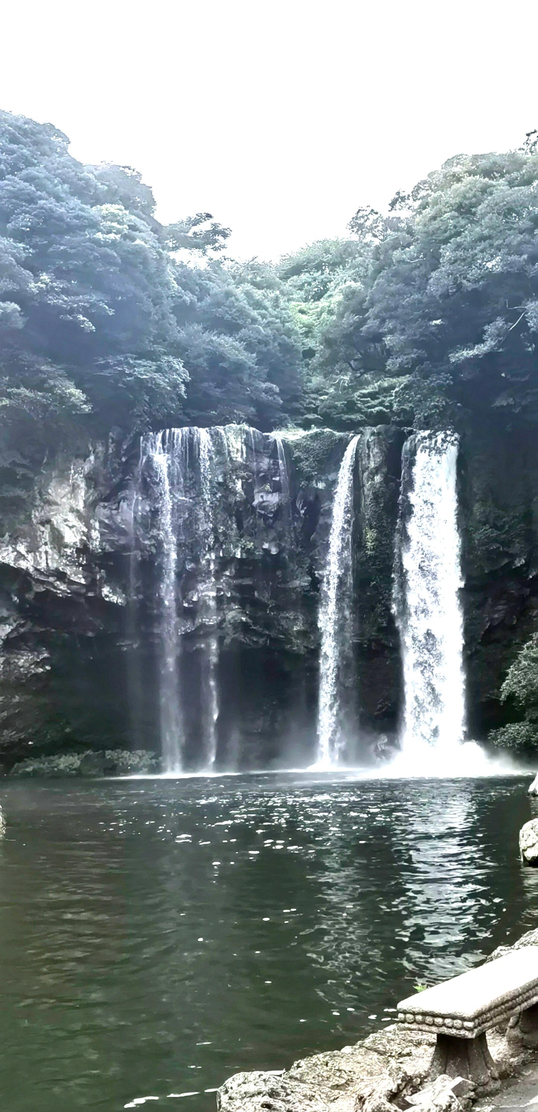 
                        ?濟州西歸浦的一天???六人組團包車游記??探索涯月邑的秘密海灘???，在雪綠茶博物館品味獨特的茶文化??，感受天地淵瀑布的壯觀風光??，最后漫步在偶來黑沙灘，感受大自然的鬼斧神工???。#西歸浦 #濟州島旅行 #韓國濟州島 #濟州島涯月 #天地淵瀑布 #黑沙灘 #濟州西歸浦 #涯月邑海灘