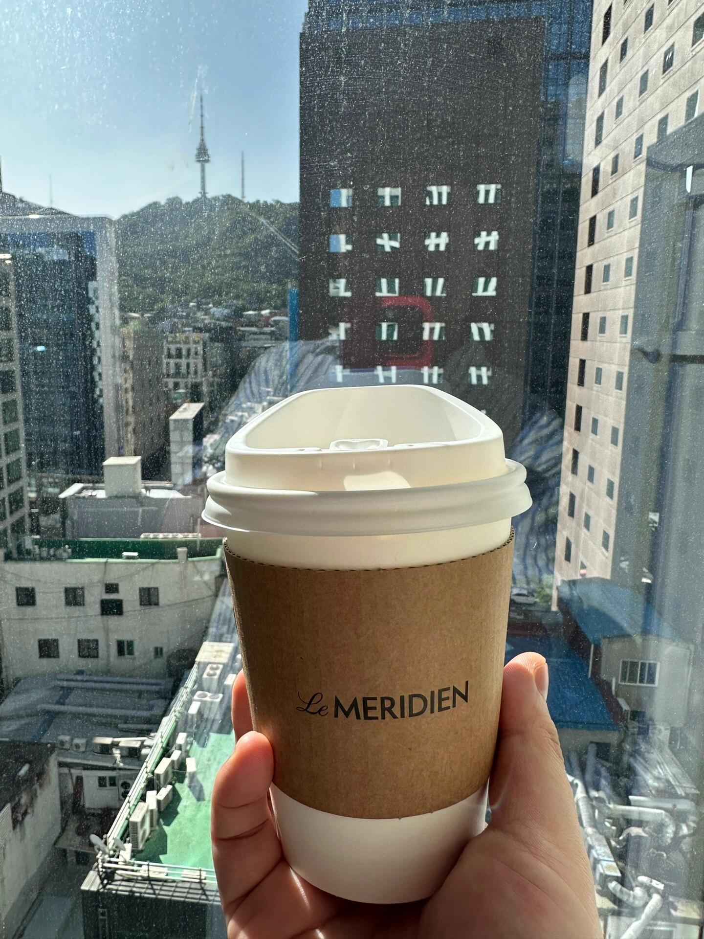 
                        首爾明洞艾美酒店??首次探店體驗這次踏上首爾的旅程，我選擇了位于心臟地帶的首爾明洞艾美酒店，體驗感直接給滿分9??！? 免費加床服務超貼心，和酒店溝通無障礙，這在韓國的服務業中實屬難得！? 走進酒店，一股法式風情撲面而來，泳池??里的音樂水波蕩漾，讓人心情大好！? 雖然白金卡不包早餐，但是早餐種類豐富，用1000積分換的早飯也是美味滿分！? 地理位置絕佳，明洞的熱鬧盡收眼底，無論是換錢、購物還是美食探索，都超級方便！#首爾旅行 #明洞艾美酒店 #韓國風情 #明洞購物 #韓國美食 #泳池音樂 #酒店體驗 #首爾探店 #韓國旅游 #明洞美食街 #艾美享受 ?????????????