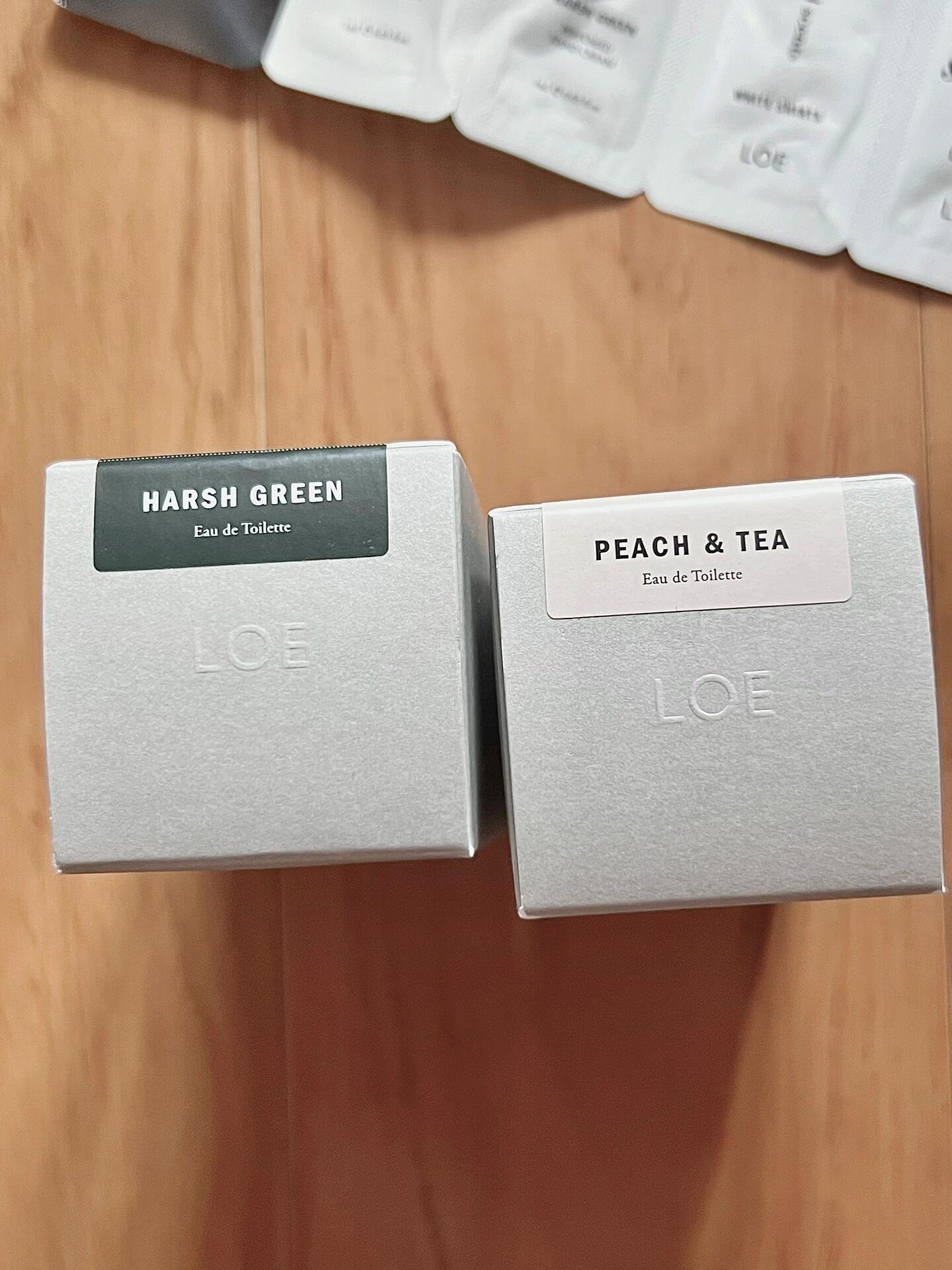 
                        在韓國買到最滿意的東西！???????在漫步樂天免稅店時，一位親切的小姐姐遞給我試香紙，本來沒太在意，但那香味實在太迷人了！我忍不住掉頭回去，迫不及待地問她我剛才試的是哪款香水。結果，我對她們家的香水愛不釋手，一次性帶走了三瓶！1??：White shirt這款是店里的明星產品，它的獨特香氣真的讓人難以忘懷。我敢說，自從聞到它的香味后，再也沒找到能匹敵的。每個聞過的朋友，無論男女，都會被它征服，絕對是獨一無二的香氛體驗！2??：Harsh green這款香水仿佛帶你置身于雨后的綠野，完美捕捉了那份清新。如果你喜歡大自然的氣息，那你一定會愛上這款香水。它的清新感特別適合炎熱的夏日！3??：Peach tea這款的香味讓人聯想到桃子烏龍茶，甜美中帶著一絲清新。我覺得它特別適合甜美型的女生，聞起來讓人感覺溫柔可愛！除了香水，這家店還有護手霜、沐浴液、香氛等等，每一樣都香氣撲鼻。目前淘寶上很難找到代購，無論是自用還是作為禮物，都是極好的選擇！??店名：LOE/樂天百貨一樓獨立柜臺??價格：五瓶香水大概一千人民幣，護手霜六十多，性價比超級高！#韓國 #樂天免稅店 #香水控 #好物推薦 #韓國購物 #旅行必備 #韓國伴手禮 ???
