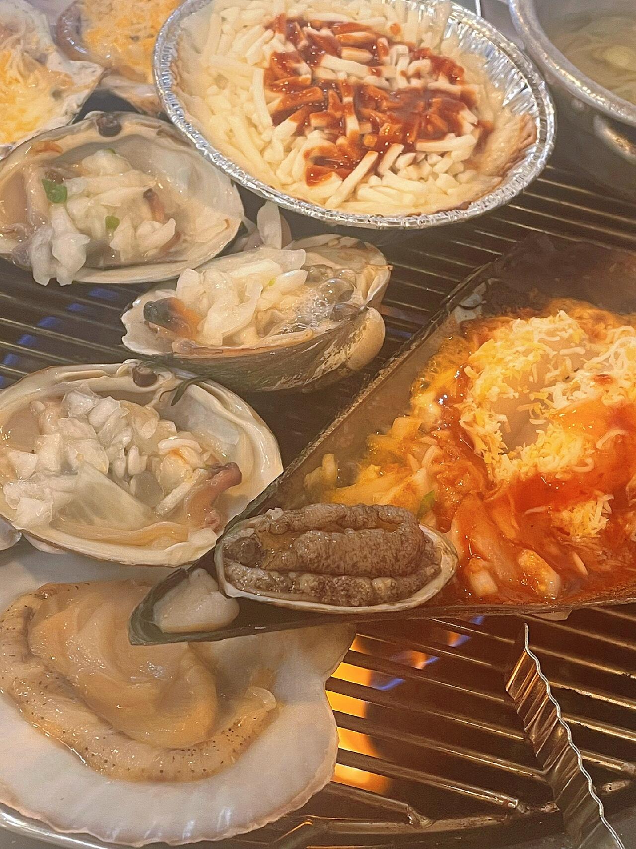 
                        韓國周末好去處 仁川看日落??如果早起欣賞日出不是你的菜??，那就選擇追逐日落吧??！記得那次去的一間咖啡館，擁有絕佳的日落視角??，想要搶占最佳觀賞位，建議你提前出發哦?！如果你喜歡散步，不妨走到海邊，那里的日落景色也不容錯過???♀???。咖啡館的位置見圖7??，計劃一天的行程，可以先去月尾島玩耍???，體驗那里火熱的迪斯科碰碰車??，享受一頓新鮮的烤貝殼大餐???，還有那必不可少的海鮮拉面??，保證讓你大呼過癮！在首爾，我已經收集了第三個美麗的日落景象??，#日落 #海邊日落 #韓國周末好去處 #仁川月尾島