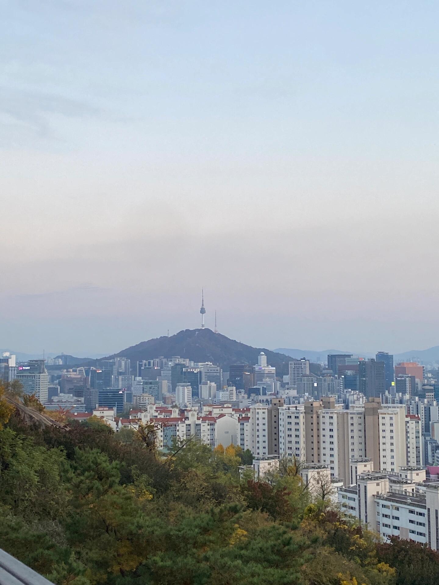 
                        ?首爾仁王山夜景必打卡???攜帶相機追逐日落美景，卻意外錯過了最佳時機！爬山途中，天色漸暗，夜幕降臨之際，我還在路上。今天山間霧氣繚繞，相機捕捉的景色略顯朦朧。若是晴朗天氣，南山塔和63大廈的夜景定能一覽無余。??夜晚行山請多加小心，山路無燈，安全第一！出發點是地鐵3號線???站1號出口，沿路直行即可找到登山入口。只需攀爬半小時，便能抵達我這張照片的拍攝地點。趁著秋意未濃，氣溫尚好，不妨來一場說走就走的夜游吧！??#韓國風光 #首爾旅行心得 #日落追尋 #首爾南山塔 #首爾63大廈 #首爾夜景 #仁王山之美