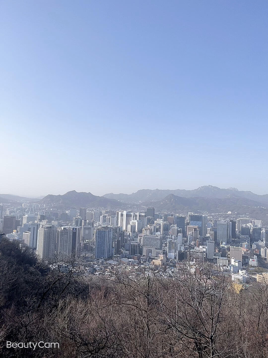 
                        首爾南山塔俯瞰????俯瞰的效果還挺好的，感覺整個城市盡收眼底?晚上來看燈火通明的首爾，真的超級浪漫??建議大家白天晚上都來體驗不同的魅力哦！????今天上來有點冷，記得多穿點保暖呀！????