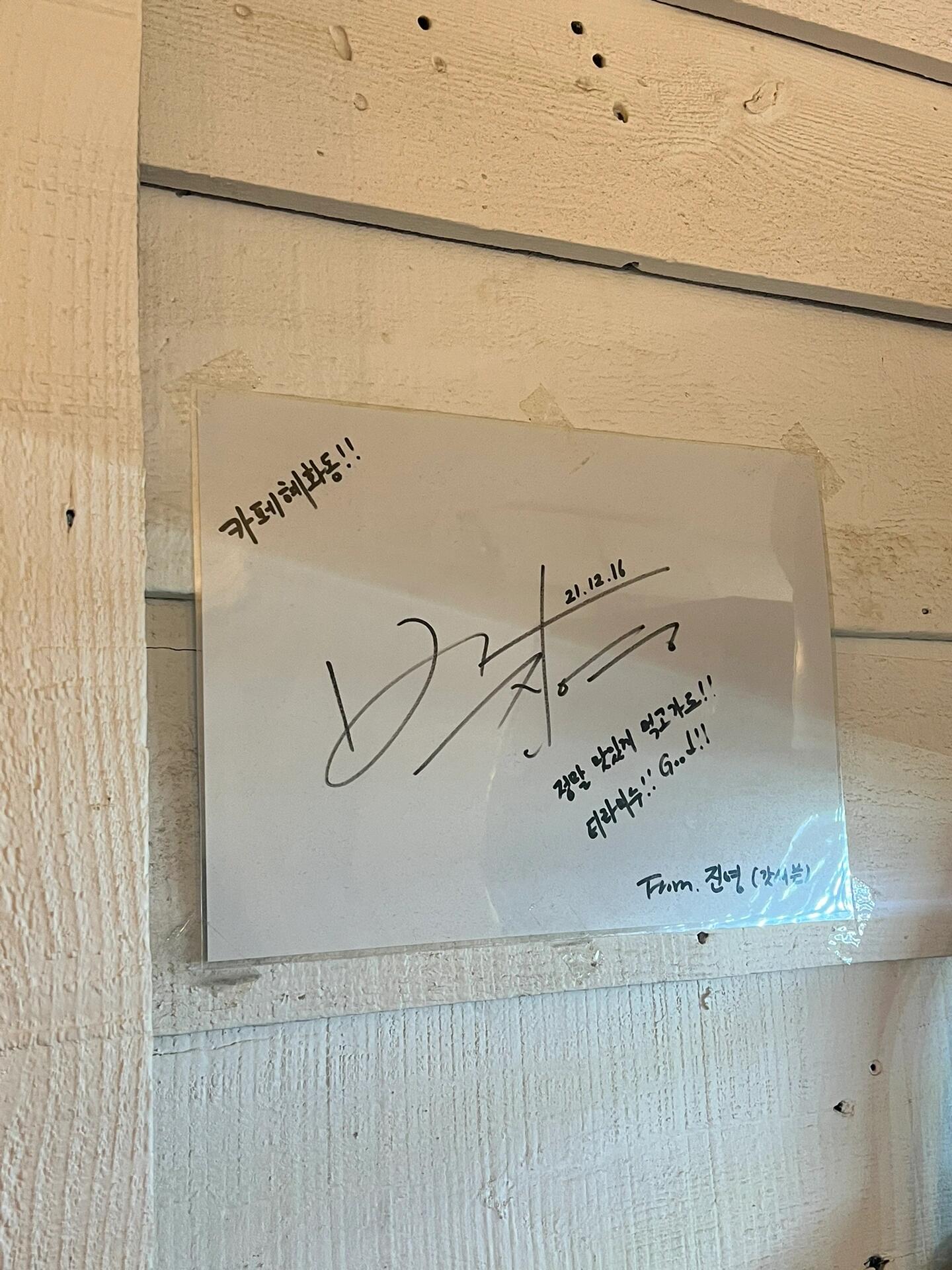 
                        ????成均館·大學路｜抹茶控必打卡的店???：???????：?? ??? ????26? 40 2??：每天12:00-22:00漫步在成均館大學附近，抹茶的渴望引領我來到了這里。??點了兩款抹茶飲品，每一口都是滿滿的抹茶冰淇淋，濃郁至極！下層是抹茶拿鐵和經典拿鐵，味道超贊，雖然對我來說稍甜了點。??一杯只要6800韓幣??，性價比超高！還有那誘人的抹茶舒芙蕾，下次一定要嘗嘗！??店內氛圍也很棒，拍照打卡的好去處！??????????#韓國留學 #韓國生活 #韓國美食 #抹茶控 #首爾美食 #首爾探店 #首爾咖啡廳