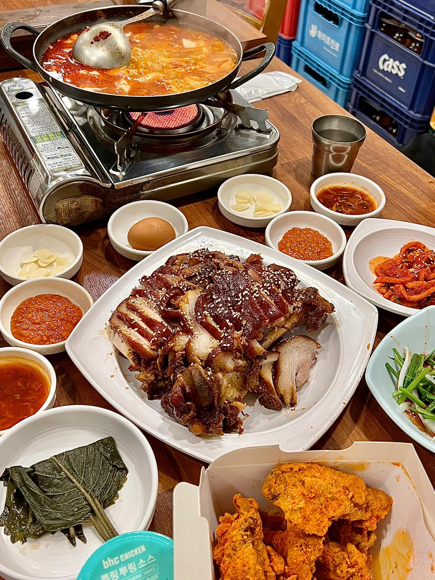 
                        濟州島美食探寶：等待也值得的美味?????大家好！今天要和大家分享一個在濟州島超級火爆的美食秘密??！這家店的人氣爆棚，排隊等位都要一小時以上，但是告訴你哦，超～級～值得！??一踏進店里，就得換上拖鞋，感覺整個人都輕松了起來，仿佛回到了家的溫暖。而且這里不僅游客愛，連當地人都頻頻光顧，可見有多正宗！我們三個人點了小份，但老板大發慈悲，居然送了我們一大鍋辣豆腐湯！?? 吃到最后，簡直是滿足到不行，但肚子已經hold不住了～量實在是太足了！最讓人難忘的是那豬蹄，肉質鮮嫩，滋味十足，再配上店家自制的泡菜，簡直是絕配！一口接一口，根本停不下來??（小貼士：如果人不多，點小份就綽綽有余啦！）如果你也對濟州島的美食感興趣，那絕對不能錯過這家店！下次來濟州島，記得加入你的美食探店清單哦！??#濟州島旅行 #濟州島美食 #100家探店計劃 #濟州島自由行 #濟州島旅行攻略