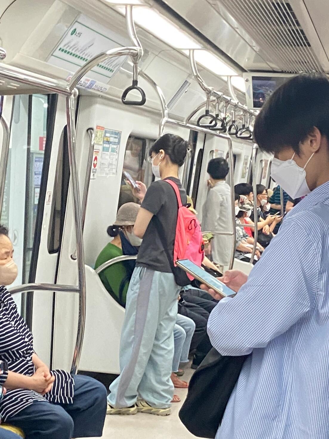 
                        ?韓式松弛穿搭秘訣?是因為白，還是因為瘦啊…?? 一眼望過去，小姐姐的穿搭真的超級舒服，頭發隨性不做作，整個人散發出一種悠閑自在的韓式美感~ 看起來就是那么的松弛又迷人w?? 我要是這么穿，可能就是邋遢的代名詞了……?? 到底是什么魔法讓她們看起來這么有范兒呢？#氣質美女 #韓國街頭 #松弛感美女 #如果我也是美女 #韓國風 #日常穿搭 #舒適時尚 #悠閑美感 #穿搭靈感 #韓國美女