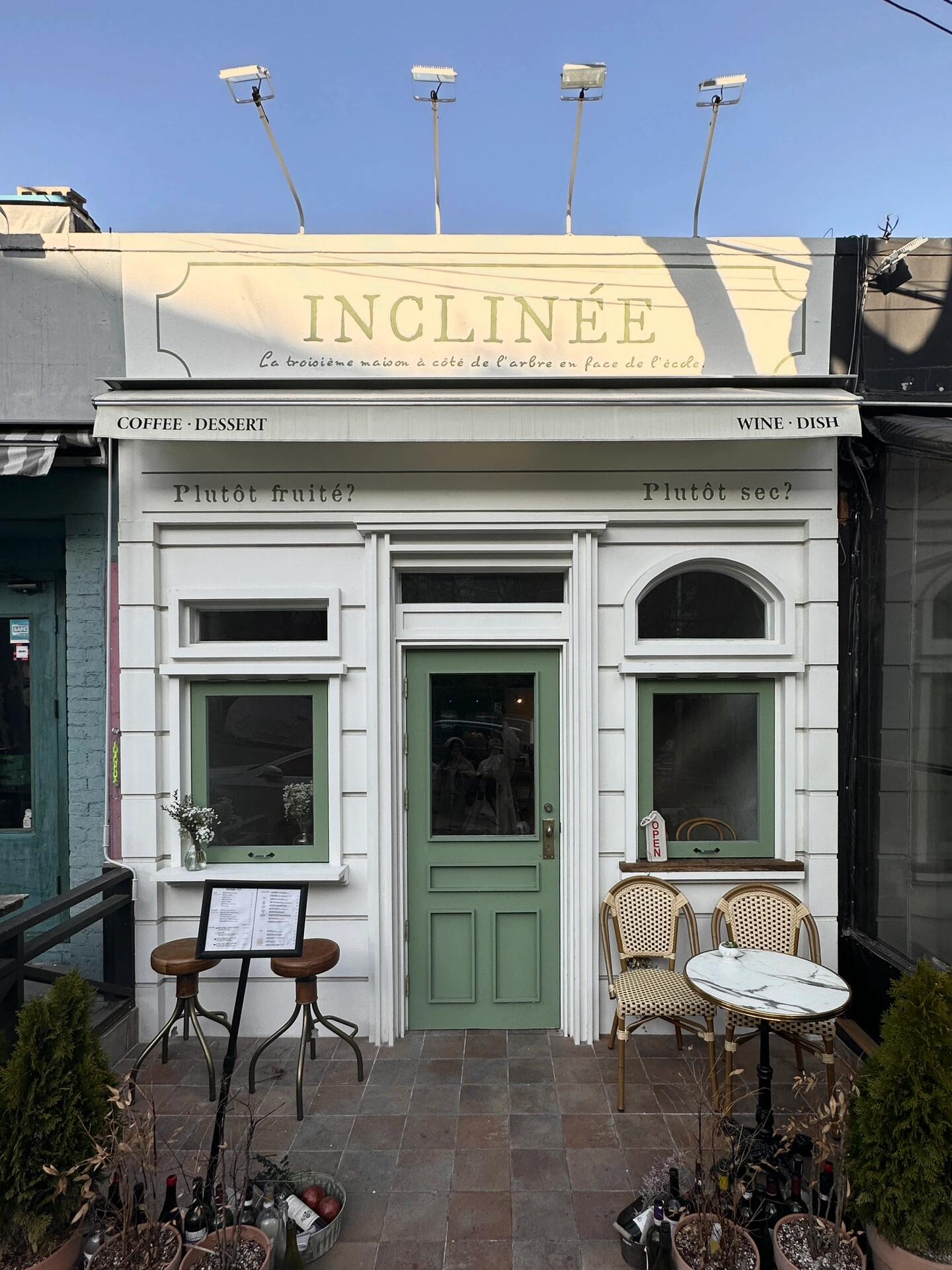 
                        ????韓國漢南洞探店 inclinee ????去年年末就對這家新開的店充滿期待，試營業時不巧趕上了breaktime，終于在春日的暖陽下，我踏進了這家店。一眼就被ins上的店面照片吸引，小巧的店鋪散發著濃濃的法式復古韻味，仿佛置身于歐洲幽靜的小巷。店內外的光影和布置，無一不是拍照的絕佳背景。菜單上的每一道菜都讓人垂涎，我們兩人勇敢地點了四道，已是挑戰極限。下一次，我要繼續品嘗那些未曾嘗試的美味，還有那令人向往的白日酒。????：??? 238-12#周末探店 #筆記靈感 #韓國生活 #漢南洞探店 #韓國探店 #漢南洞 #跟我來探店 #韓國咖啡廳小眾 #韓國brunch #韓國法式咖啡廳 #法式復古咖啡店 #咖啡店裝修 #漢南洞咖啡店 #小眾咖啡店 #咖啡探店