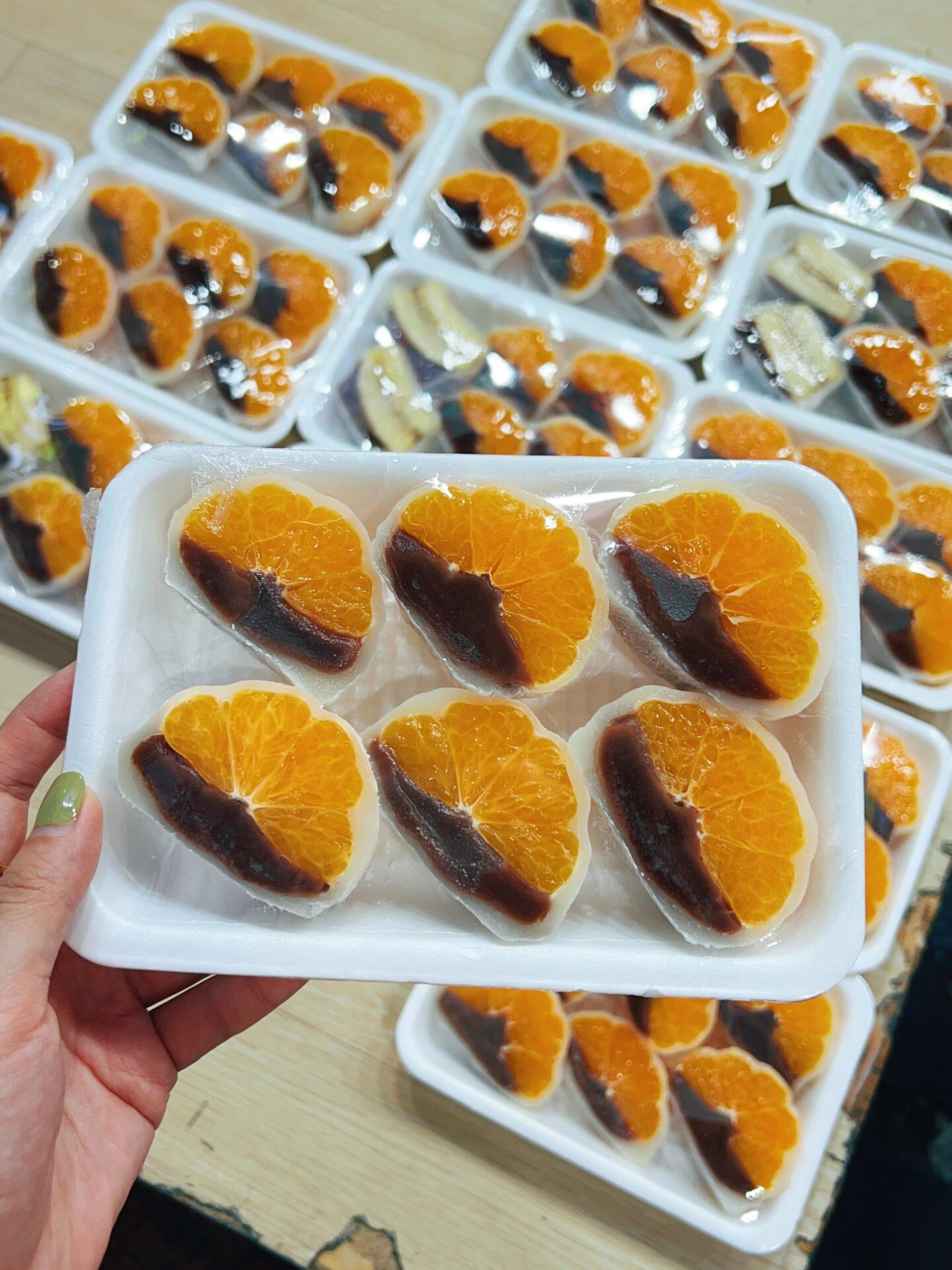 
                        濟州島的橘子麻薯真的好好吃啊????探索濟州島西歸浦的時候，怎能不去偶來市場嘗嘗當地美食呢？聽說橘子麻薯是這里的招牌，我就迫不及待想要嘗一嘗！????在偶來市場，賣橘子麻薯的攤位有好幾家，我們選擇了那家位于大路口、人氣旺盛的攤子（就在烤包子附近哦），他們的麻薯看上去特別新鮮誘人！????最新小貼士：我在小紅書上看到有姐妹分享說，在偶來市場，只有路口的那家元祖老奶奶攤位賣的是地道的橘子麻薯。其他地方買的可能會讓你失望（下面評論里有人說買到的麻薯很快就餿了，可能是買到了假貨哦）????我們花了5000?買了一盒含有6個的橘子和香蕉口味混合裝麻薯。嘗試后發現，香蕉味的有點過甜，但橘子味的簡直完美！橘子的微酸與紅豆的甜味在口中完美融合，爆汁的感覺讓人欲罷不能！一不小心，我和朋友們邊走邊吃，很快就把六個麻薯都吃光了！????離開濟州島后，橘子麻薯成了我最懷念的美食之一。真心希望國內的小伙伴們也能嘗到這種美味的小甜品！??#濟州島 #濟州島旅行 #濟州島美食 #韓國濟州島 #濟州島旅游 #濟州島自由行 #西歸浦 #偶來市場
