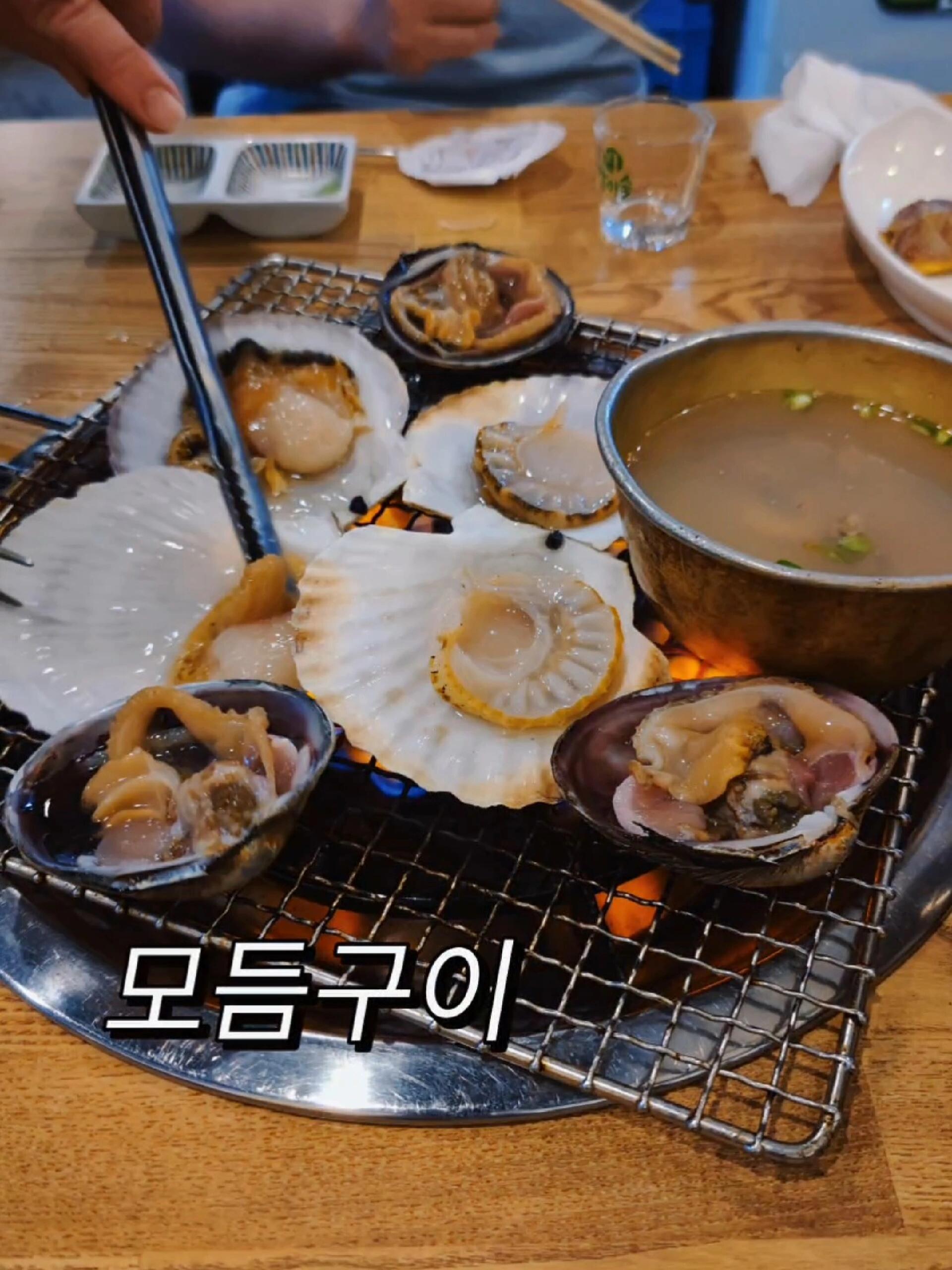 
                        韓國大邱 | 海鮮盛宴????嗨，美食探店的小伙伴們晚上好！??今晚我們來到了昨天那家烤腸店旁邊的一家超贊海鮮店???選擇困難癥上線，最后決定來個套餐大冒險！????? 中份只要?55000 + 那必不可少的拉面?4000，三個人分享，簡直完美??小菜就能讓你吃到五分飽，這里的小菜不簡單哦??雖然我來自海邊城市，海鮮對我來說不算新鮮但這里的海鮮，新鮮到烤的時候還在扭動，新鮮度滿分！店里的招牌是生食海鮮，但我們這群膽小鬼最后還是選擇了烤海鮮結果是，這家店大大的驚喜，沒有任何失望????店名: ?????#韓國大邱 #大邱美食探索 #大邱海鮮 #大邱美味 #大邱生活
