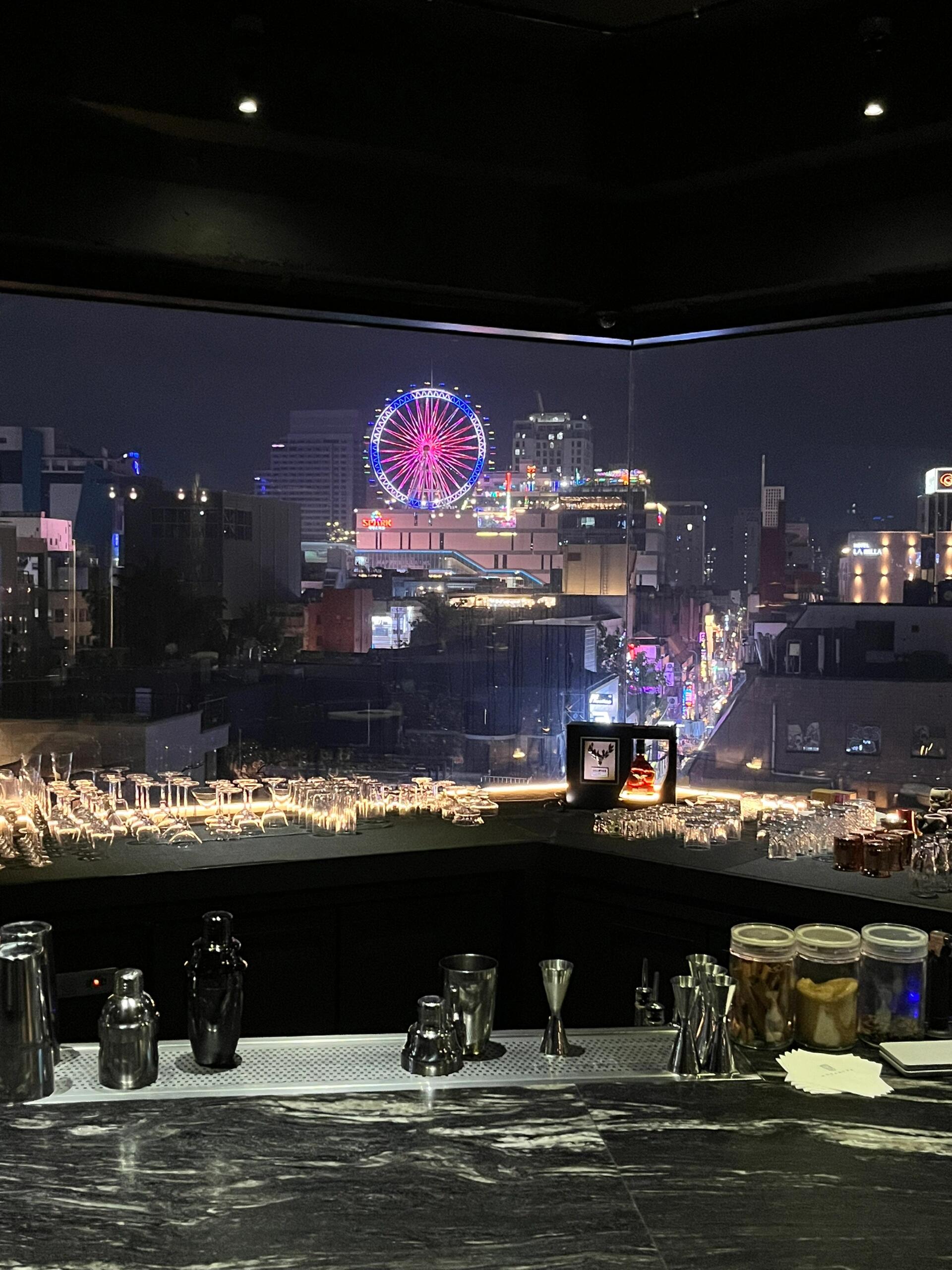 
                        韓國大邱｜夜景超絕清吧??大邱旅游必去！！！dopamine????? ?? ?? ???4? 10-1 5???位于大邱市中心高樓之巔的這家清吧，一進門就被其優雅的裝修所吸引。黃銅裝飾的高級感、黑色大理石吧臺的冷酷美、溫暖黃色燈光的靜謐氛圍，仿佛步入了異世界。??服務員的專業態度讓人倍感舒適。他們訓練有素、禮儀周到、服務貼心，讓你賓至如歸。無論是嘗試特色雞尾酒還是點些小食搭酒，他們都能迅速滿足你的需求，每次起身坐下都細心拉椅。??最震撼的是這里的夜景。城市的絕美夜色盡收眼底，繁華市區的燈火與遠處摩天輪的輪廓交相輝映。夜幕下的燈火與星光，將你帶入夢幻世界。??每款酒都有其獨特的登場方式，連續驚喜不斷。小哥哥們的聊天與魔術表演增添樂趣，還有送上的超好喝酒水。下酒小餅干也是一絕，美味難忘，小哥不斷續杯。??總之，這是一家值得一去的清吧。無論是裝修、服務還是夜景，都令人難以忘懷。尋找放松享受生活的地方，這里是你的理想選擇。??在這里的每一分錢花得都值得！#韓國大邱 #大邱旅游 #大邱探店 #大邱打卡 #夜景 #大邱旅行推薦 #夜景清吧 #城市夜景 #清吧 ???