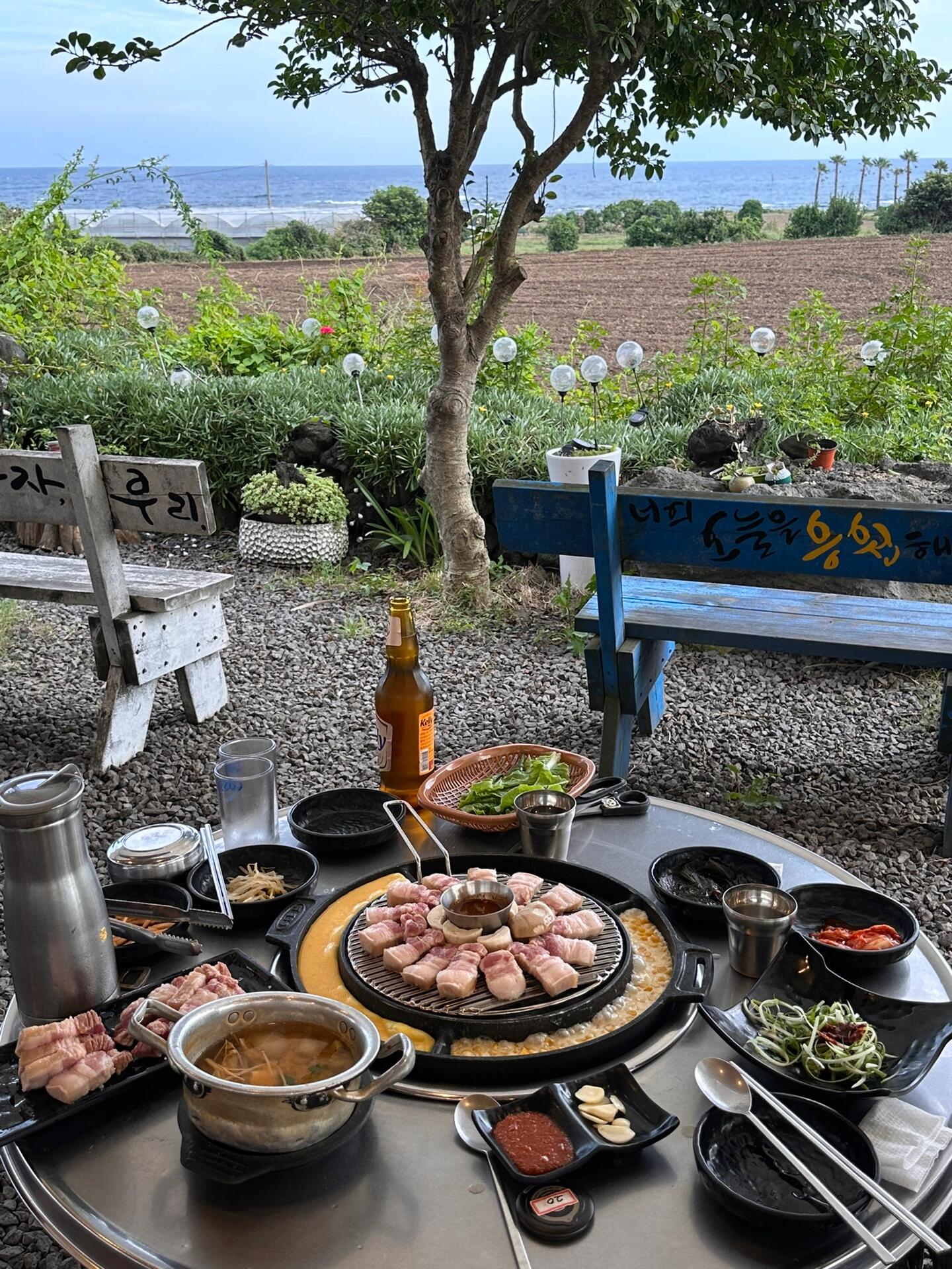
                        濟州島 | 記錄本次旅行高光時刻?????最后一天在濟州島的時光，選擇了島南邊的西歸浦Parnas酒店作為落腳點。下午的時光，我們決定出去尋找美食，最終在一家超有氛圍的海邊小院里找到了——享用了地道的黑豬肉，美味至極，簡直是這次旅行的高光時刻！????店名：????? 庭院黑豬肉地址：11-1, Hayehadong-ro 16beon-gil, Seogwipo-si美食之后的小插曲，竟然打不到車回酒店。于是，我們決定沿著海邊步行，沒想到收獲了意外的日落美景，邊走邊拍，心情美得不要不要的。???? 但隨著天色漸暗，發現前方路不通，手機導航顯示需要繞行6km+才能回到酒店，四周人煙稀少，一時間有些慌張。幸運的是，急中生智地在路邊攔車，沒想到立刻就有熱心的大哥停下來，慷慨地送我們回到酒店，感動得我差點哭出來。????現在，我已經躺在泳池邊，回想這次旅行，真的遇到了很多好心人，感受到了世界的溫暖與美好。????#濟州島 #濟州島酒店 #西歸浦 #濟州島旅行 #濟州島美食 #濟州島旅游 #記錄美好生活 #最美日落