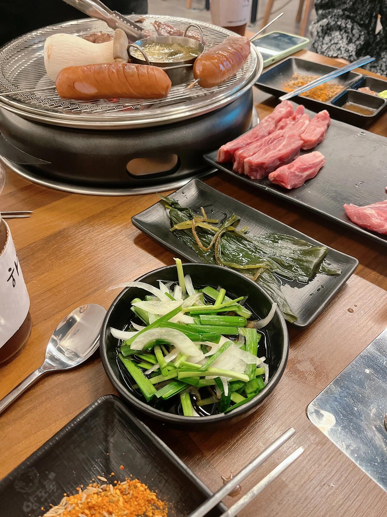 
                        ??首次探索仁川松島美食之旅??在仁川松島的一天，我嘗遍了當地的美味烤羊肉和串燒羊肉????！簡直美味到讓人無法抗拒，吃得我滿足又滿足~??如果你也想體驗這種味蕾盛宴，記得來這個地址哦：???? ??? ????138?? 11 ????????? 102? 217?#美食日常 #仁川松島 #仁川旅游 ?????