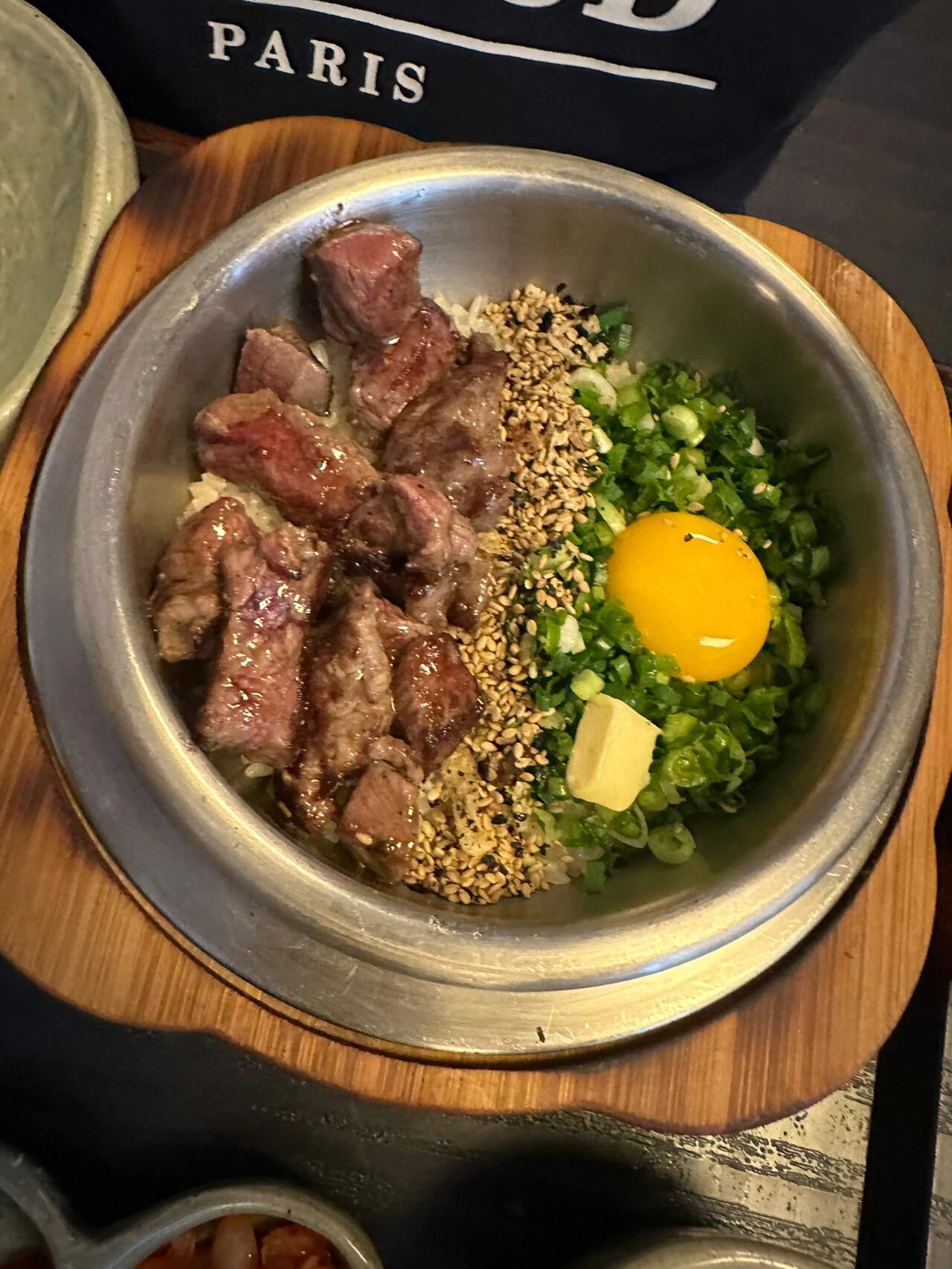 
                        ??漢南洞美味探店：熱拌飯與鍋巴湯的完美邂逅??在漢南洞找到了一家超級美味的店！??我嘗試了鮑魚和牛肉，兩者都美味至極！????先來一份熱拌飯，再來一碗香氣四溢的鍋巴湯，簡直是味蕾的盛宴！????如果你也想嘗一嘗，這里是地址哦：?? ??? ????54?? 26 ?1?（漢江鎮3號出口）??#韓國美食探索 #首爾必吃 #漢南洞美食地圖 #梨泰院美食 #漢江鎮美味