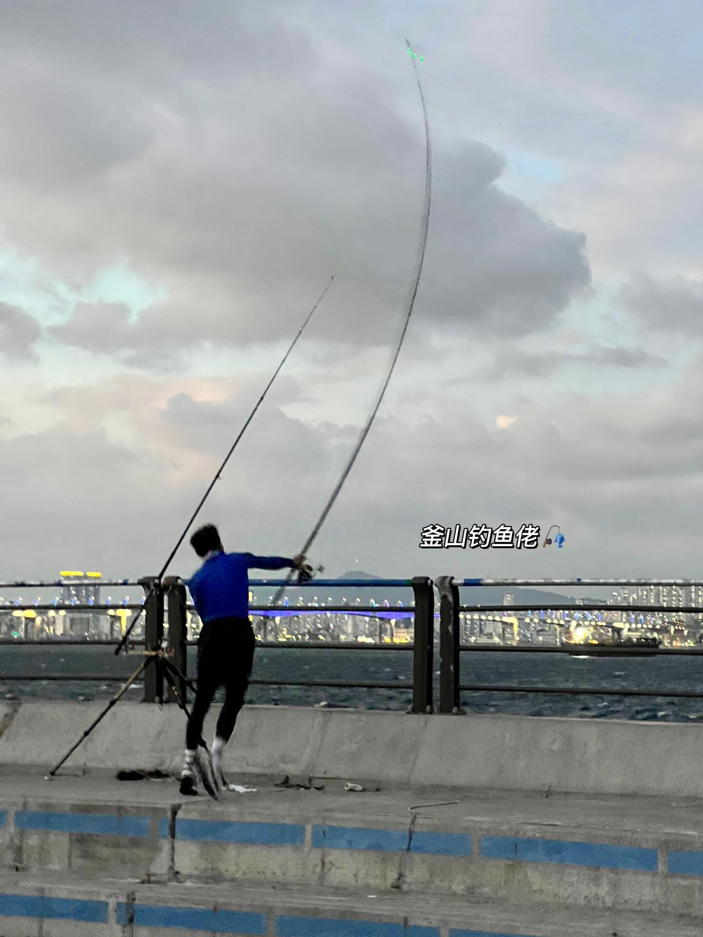 
                        釜山記錄?????????P2-6 探索廣安里和海云臺的迷人風光?????P7-13 松島的自然美景等你來發現????朋友評價P12照片，竟有種置身香港的錯覺????最后，不得不分享一張充滿活力的釜山釣魚佬瞬間????#釜山旅行 #釜山美景 #海邊攝影 #旅拍 #韓國風光
