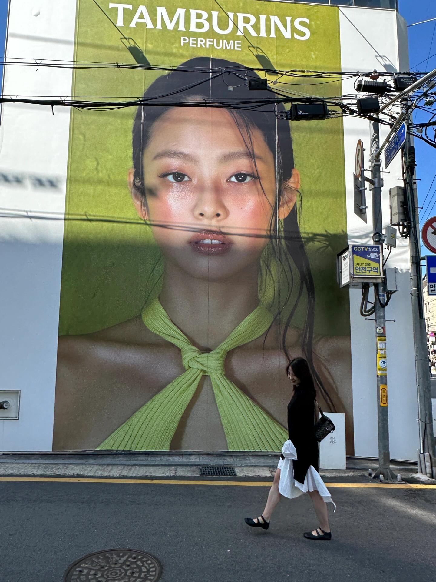
                        韓國首爾新沙洞太好逛了連續兩天打卡?????新沙洞真的是購物天堂啊！之前去過圣水洞和漢南洞，感覺圣水洞人太多了，漢南洞那些坡真是走得我腿軟??。但新沙洞就不一樣了，簡直是懶人購物的最佳去處，到處都是好看的店鋪，拍照打卡的好地方，還能順便逛逛買買，超級方便！??圖2-4:遇到了jennie代言的香氛品牌Tamburins，他們家的東西性價比真的很高，還能退稅，價格美麗！顏值和香味都超級棒，我最喜歡的是chamo這個香味，好像是jennie的同款呢！買了兩個貝殼手霜送朋友，還有FEY9這個香味自己用。門口還有jennie的巨幅海報，大家都在排隊拍照，氛圍超級好，追星的小伙伴們都很有默契呢！??圖5-7:然后是韓國本土設計師品牌low classic，風格簡約冷淡，和COS有點像，但價格稍微貴一點。試穿的那套衣服超級適合高個子女生，衣袖和褲子都偏長。不過他們店里有個店員態度不太友好，讓我有點不爽??。不過不影響，我找了另一個店員幫忙。順便說一下，lowclassic店鋪外面的街道拍照效果也很不錯哦，就像圖7里那樣。圖8-10:接下來是韓國本土潮牌ADER，之前去過漢南洞和圣水洞的店，但新沙洞這家店簡直了，六層樓的建筑就像藝術博物館一樣，而且人少貨全，還能邊逛邊喝咖啡吃面包，購物體驗滿分！他們家的衣服無性別設計，價格也很合理，襯衫和衛衣大概1500人民幣左右，質量和版型都是大贊的！??圖11:和姐妹們預約了新沙洞這家火的chahong剪頭發，店里中國顧客特別多。我們的理發師是個男tony，不會英文溝通有點困難，剪出來的效果也就那樣，可能是溝通問題。建議大家去的時候找個翻譯，或者預約會理解顧客需求的女tony。剪發價格大概在5.5w-8w韓幣之間。圖12-14:新沙洞的主街和分支街道都規劃得很好，干凈整潔，畢竟是江南區的富人區嘛。這里的購物選擇很多，還有很多小眾品牌、咖啡廳和餐廳，不想累成狗的話，在這里逛一下午簡直太享受了！#韓國首爾 #新沙洞購物 #潮流打卡地 #韓國設計師品牌 #韓國潮牌 #旅游購物天堂 #韓國旅行必去