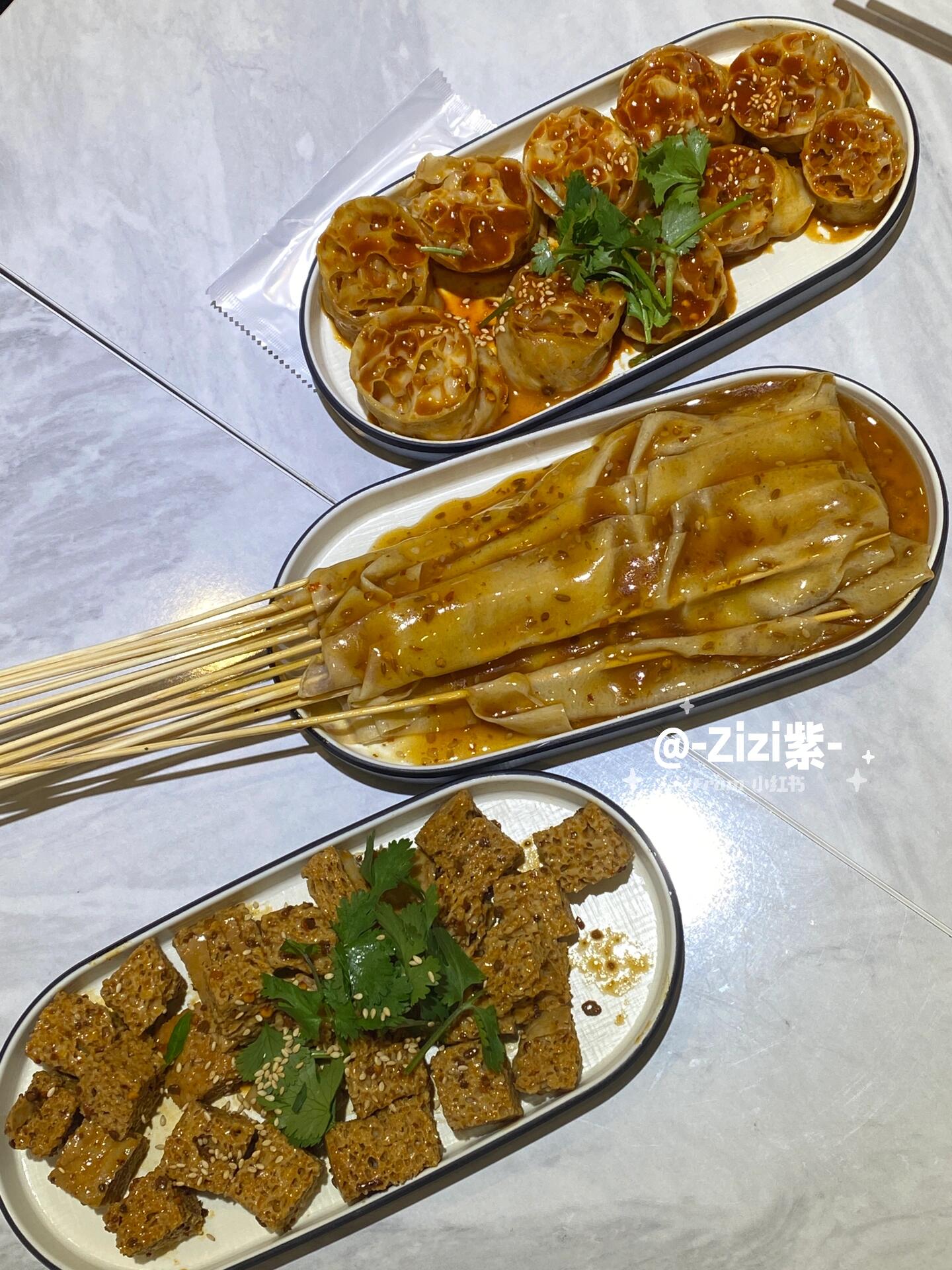 
                        ????明洞超??土豆粉探店體驗??來韓國第一次吃到了土豆粉！感覺還不錯！終于有點國內的味道了??他家有三個套餐！可以點套餐也可以單點粉！套餐會相對劃算一些！A套餐是：土豆粉（口味四選一）、小吃（三選一）、果茶 ￥15900B套餐是：土豆粉（口味四選一）、小吃 ￥13900C套餐是：土豆粉（口味四選一）、果茶 ￥13900單點一份粉好像是10900！口味四種但是我點的是麻辣加辣的！真的很過癮！吃不了辣的朋友建議點原味 然后自己稍微加一點辣椒就夠啦！粉的份量還可以，味道也不錯！小吃里面最愛的是面藕！有點酸甜口！豆皮是有點辣辣的！麻醬面筋也還不錯！那天買了蜜雪所以沒喝果茶！下次去也想嘗嘗！這家就是挺正常的國內美食！沒有吹的那么夸張，但味道確實很滿足我的中國胃！去了明洞的朋友可以嘗一下！！店面：超級土豆粉 ??? ????營業：11:00-21:00#明洞 #砂鍋土豆粉 #土豆粉 #韓國生活 #明洞探店 #小吃 #果茶 #好喝的果茶 #留學韓國 #明洞美食 #首爾探店 #首爾美食 #吃貨在首爾 #明洞砂鍋土豆粉 #中餐