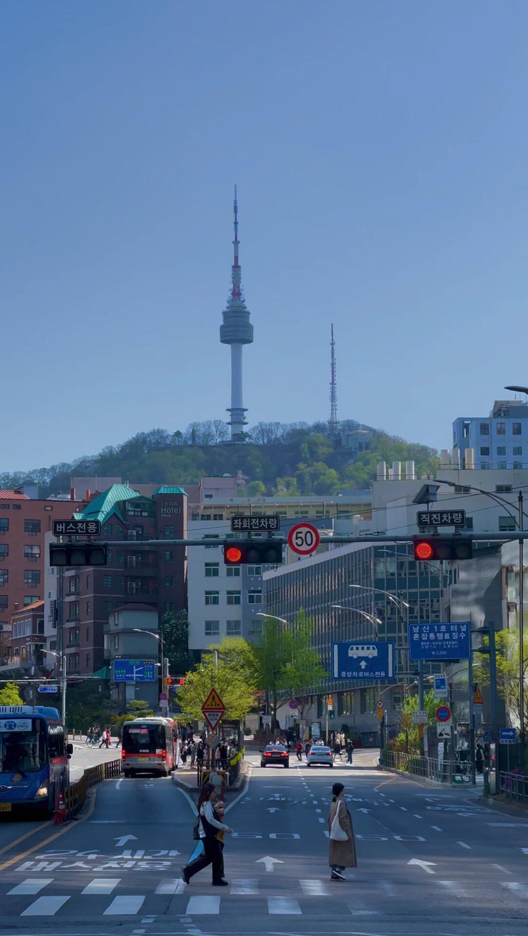 
                        首爾南山塔?藍天下午的首爾南山塔風景，如同明信片般的美麗瞬間????(在“乙支路三街”站附近拍的，超級推薦去看看哦！)#日常 #旅游 #韓國旅游 #首爾 #首爾南山塔 #旅游景點 #首爾旅游