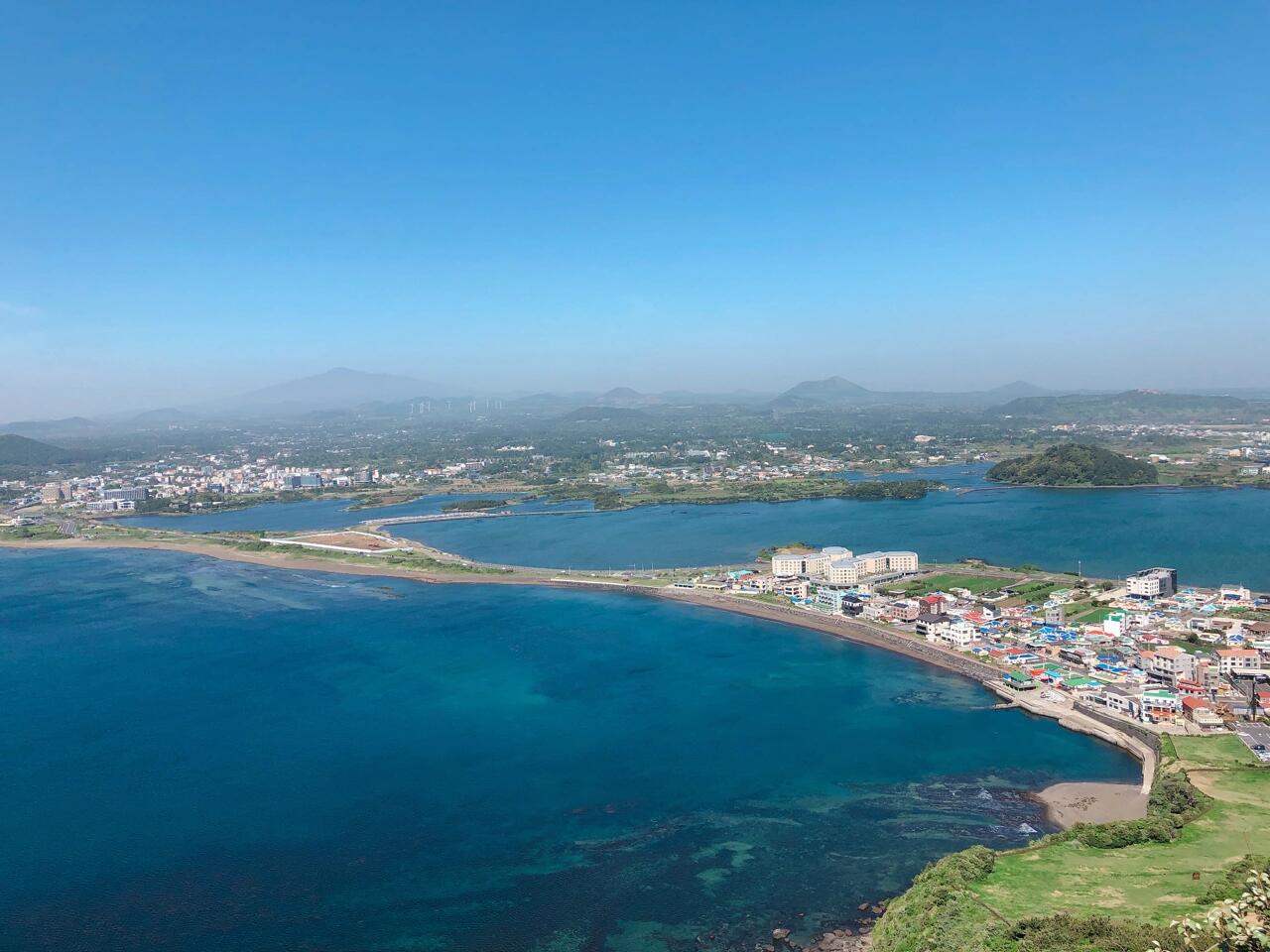 
                        soooooo beautiful ???#韓國濟州島 #城山日出峰探索韓國濟州島的奇跡，感受城山日出峰的壯麗景色！?????? 這里的自然美景簡直美到令人心醉，是旅行者的天堂和攝影愛好者的夢想地點。不要錯過這個絕佳的打卡地，來一次說走就走的旅行吧！#韓國旅行 #自然美景 #旅行心得 #攝影打卡地
