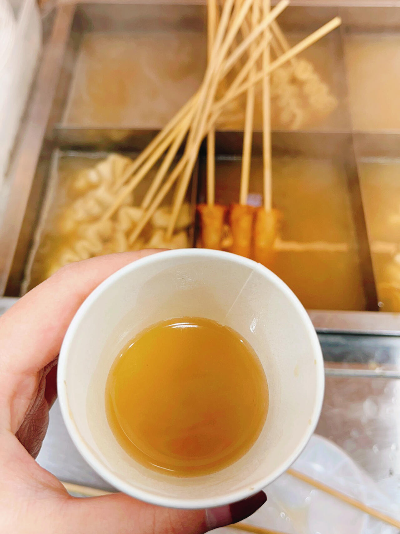 
                        建大入口站的魚餅絕對是????第一??在韓國的美食探店之旅中，我品嘗了無數家的魚餅攤位，但是，讓我一次又一次回味無窮的，非建大入口站的魚餅莫屬！????這里的魚餅，個頭兒大，口感鮮美，湯頭更是醇厚，讓人喝了還想再喝！?? 在弘大嘗過的湯相比之下，就顯得有些遜色了。而且，地鐵站外的那些攤位，也沒能給我留下這么深刻的印象。每次踏出地鐵站，那誘人的香味就引領著我，仿佛有一股魔力，讓我不自覺地走向這家魚餅攤。??而且，這里超級方便，可以刷卡支付，座位也很充足。看到菜單上的中文，就感覺特別親切。老板和老板娘的服務態度也是棒棒的，讓人感覺像回到了家一樣。不僅僅是魚餅，這里的吐司也是值得一試的美味！??總的來說，我還是會繼續來這里打卡的。目前為止，在我心中，這家就是韓國釜山魚餅的頂峰之作！??#美食分享 #韓國地鐵 #留學韓國 #100家探店計劃 #打卡100家街頭小吃