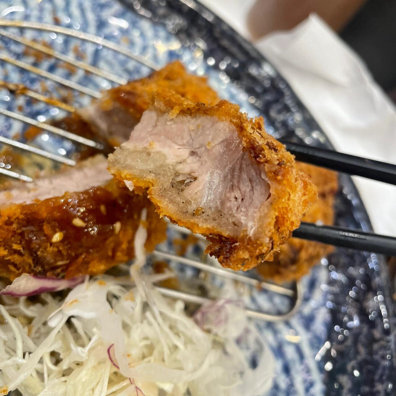 
                        ????新村這個3000炸豬排 我真的吃哭了…剛踏入韓國的第二頓飯，仿佛命中注定般走進了這家炸豬排店。等待了大約15分鐘，一坐下來，店里的阿姨就讓我先付款。我好奇地問了價格。阿姨說：“3000一個人。”我驚訝地重復：“?？3000？！！！！！！”（折合人民幣大約16元）阿姨可能以為我聽不懂韓語，竟然用中文回答我，還帶著北方口音：“對，3000一個人，你有現金嗎？”??當我看到那滿滿的一盤炸豬排時，我簡直不敢相信這是真的。想到前一天才花了90元人民幣吃了一小條五花肉，這個價格簡直讓我震驚！后來才發現，這家店在當地非常有名。之后我又去了好幾次，每次都是排隊等位，可見這家店的人氣有多旺。家人們，如果你們來韓國，一定要嘗嘗這里的炸豬排啊！??#韓國美食 #新村 #韓國生活