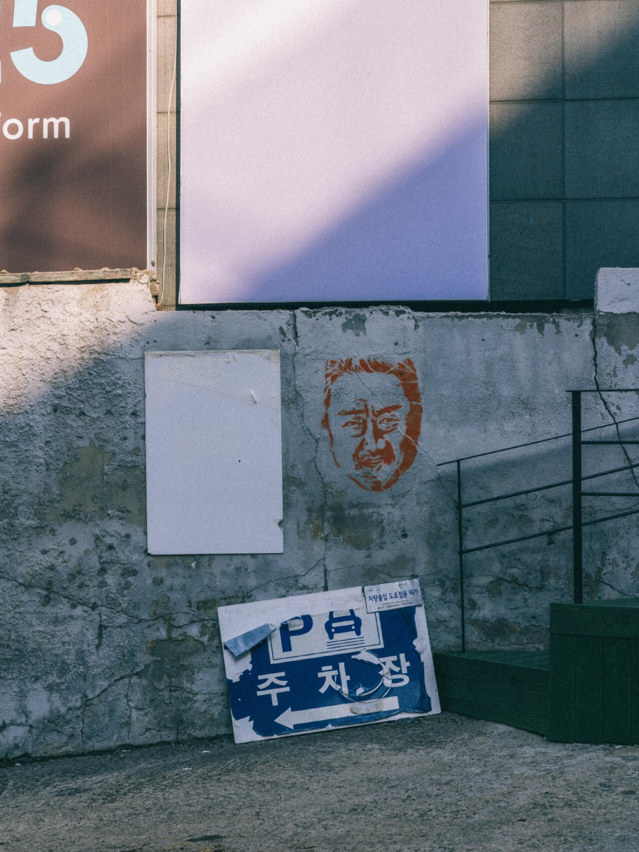 
                        韓國首爾｜三個多月以來第一次去梨泰院??之前我超級喜歡去梨泰院的，那里的經理團路、漢南洞、漢江鎮都是我的打卡圣地，逛街購物簡直不要太好玩???。但自從去年10月底以來，已經三個多月沒有踏足那里了。這個周末，我終于抽出時間去了梨泰院，看了場展覽，順便散了散步，感受了一下久違的街頭氣息。漫步在熟悉的街道上，我發現很多我曾經愛去的小店居然關門大吉了??，周圍的環境也發生了好多變化，讓我不禁感慨萬千。分享的這張照片是在靠近經理團路那邊拍的，那天回家其實可以直接從梨泰院站坐車，但我還是選擇了繞遠路走，想多留戀一會兒這個地方。有些事情雖然已經成為過去，但心里的感情和回憶還需要時間去慢慢消化。梨泰院，你變了，但我對你的喜愛依舊沒變。下次再見啦！??#韓國首爾 #留學韓國 #韓國旅游 #韓國留學生 #首爾 #韓國 #首爾旅行 #韓國生活 #韓國旅行 #梨泰院 #韓國梨泰院