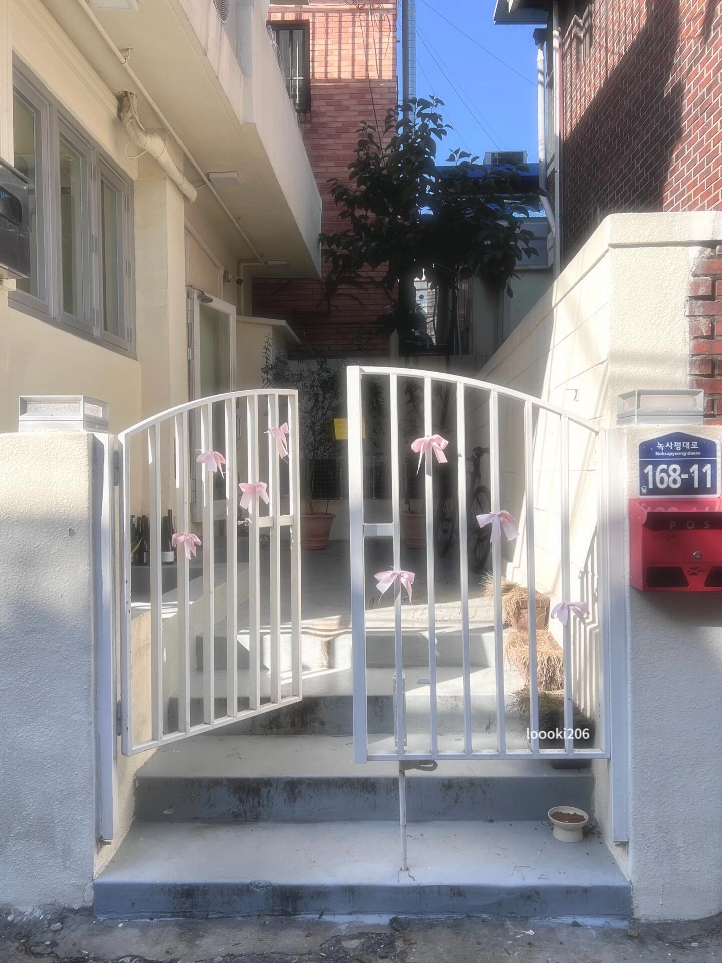 
                        首爾探店｜???? ?? 探秘芭蕾風美食天堂芭蕾風的魅力，你感受到了嗎？???藏在心底的美食清單，今天終于要勾掉一項！這里有讓人垂涎的咖喱、酥脆炸物、甜美草莓酸奶、滑嫩雞蛋還有綿軟土豆泥，每一口都是視覺與味覺的雙重盛宴，簡直不可思議！??????home.Qurry午后時光，記得我們有個小憩哦~ 15:00-17:00休息每周的月、二，我們也會小休一下，記得避開哦！??[???? ??? ????? 168-11 ]#首爾探店 #美食日記 #日常分享#美味探索 #韓國風情