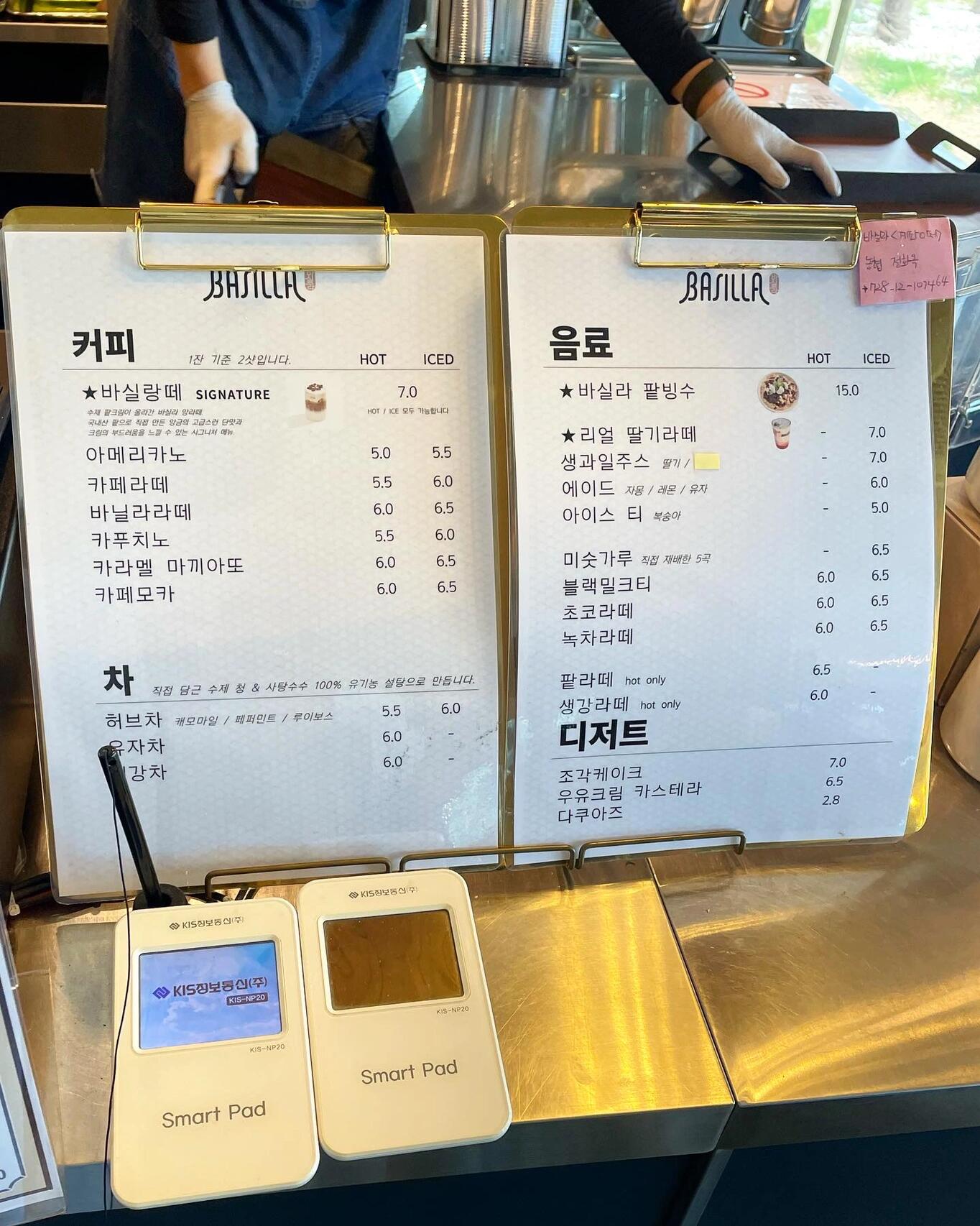 
                        [慶州] 隱藏版人氣Cafe??韓國當地人的打卡秘境?和朋友遊覽完佛國寺的美景後，我們在地圖上隨意搜尋，偶然發現了一間風格獨特的韓屋咖啡廳。這家小店藏身於一條不起眼的小巷之中，本以為是導航出了錯，沒想到卻意外地發現了這個熱門打卡點。??到達現場，發現停車場已經停滿了車，顯示這裡的人氣之高。這間咖啡廳的建築是典型的韓式古宅，而且它就坐落在湖邊，我們抵達時，最佳景觀的座位已所剩無幾。我們點了一份外表精緻、美味可口的甜點??，味道出乎意料地美味，讓人驚喜。我和朋友大概下午2點半到達，直到店鋪快關門時刻才依依不捨地離開，總共待了近5個小時??。這裡絕對是放鬆身心、享受悠閒時光的完美去處??。強烈推薦給計劃來慶州旅遊的朋友們，一定不要錯過哦！????? (?? ??? ????? 88)#韓國慶州 #慶州 #cafe #韓國探店 #韓國咖啡廳 ???????