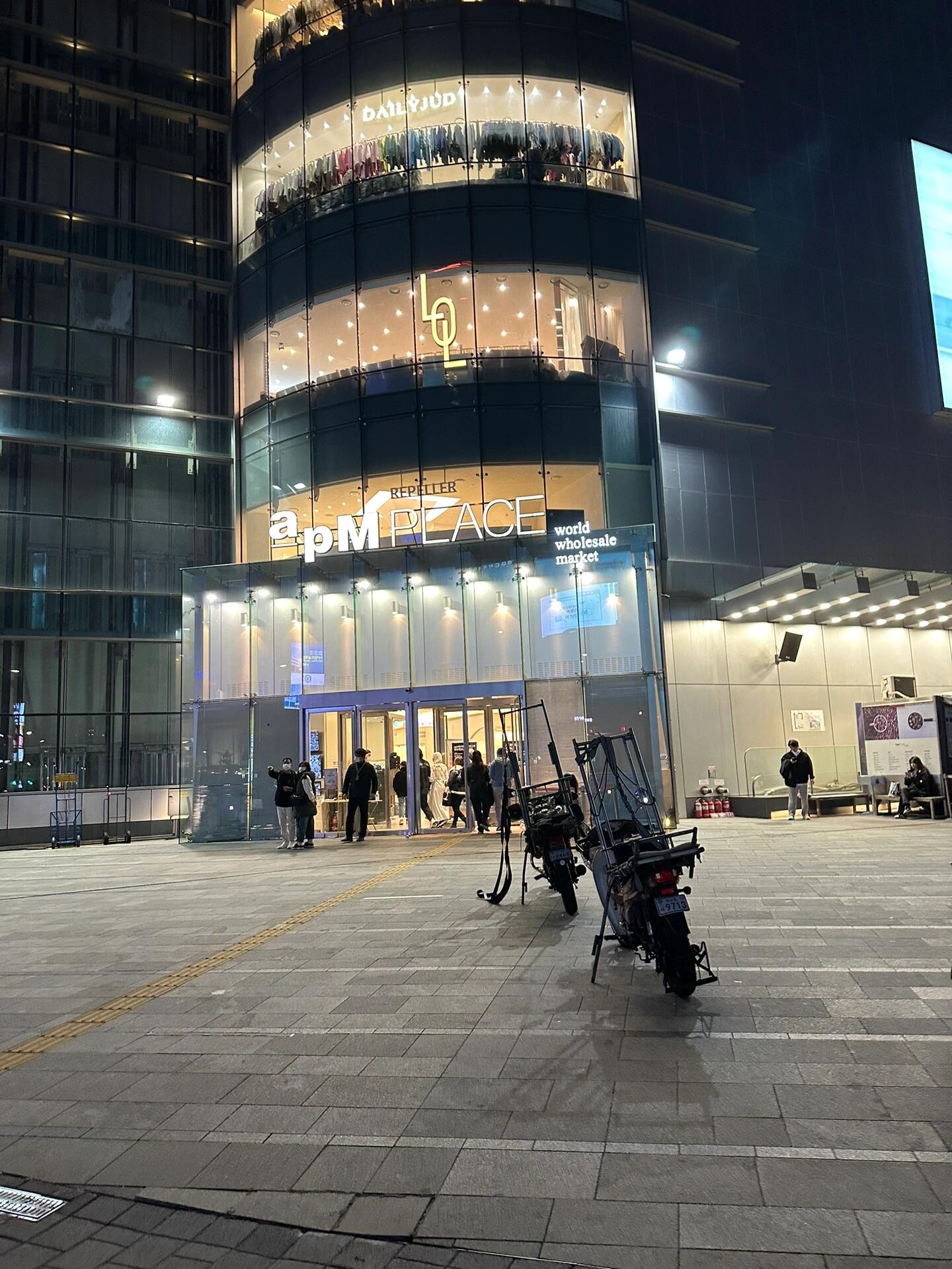 
                        ??? 韓國漢南洞購物必打卡地??記錄2022年10月底的韓國????探店之旅?漢南洞現在真的是購物天堂??！那里的店鋪一個接一個，都是超火的品牌??，逛街逛到腿疼但超滿足！成功打卡漢南洞??在Mardi Mercedi淘到了一件超喜歡的衛衣，盡管店里東西不多，但幾乎每樣都有貨哦！??Emis的帽子真的是太搶手了，除了Mint顏色其他都斷貨，最后只能空手而歸??。Depound的店我也逛到了，不過太專注于購物忘了拍照留念??。Marithe Francois的衛衣也是在漢南洞的店鋪入手的，質感超好??。Gentle Monster的眼鏡是在弘大發現的，買了之后準備回去配個度數??。EPT的鞋子在江南狎鷗亭找到，只有白色36號的，所以就選了白色的鞋子??。APM Place在東大門，性價比超高，品質好又實惠，不過要注意的是，有些款式需要至少買兩件起哦??。江南的店鋪和品牌的價格真的是比弘大和明洞要高出不少，買到最后真的是荷包告急????。#韓國旅游 #韓國購物