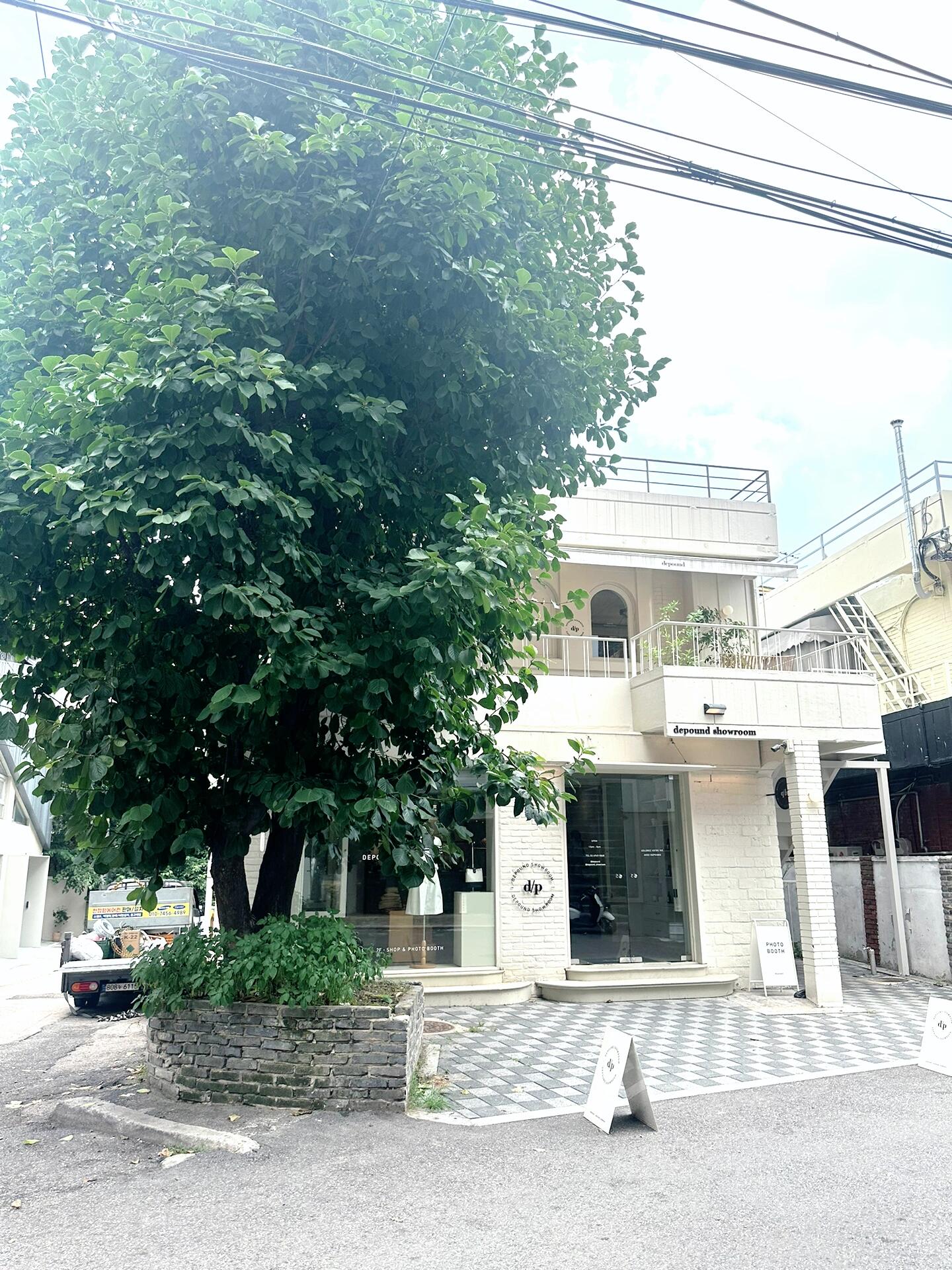 
                        ????首爾探店｜漢南洞depound showroom探秘??漫步在漢南洞，這里的每一家店都有它的獨特魅力?。而今天，我要帶你們一起探索的，是漢南洞不可錯過的depound showroom，一棟獨立的建筑，充滿了設(shè)計感！??走進這家店，首先映入眼簾的是一樓的包包區(qū)域，整齊排列的家居用品和充滿氛圍感的陳列，讓人一進門就感到格外舒適。而那些可愛的掛件，已經(jīng)被搶購一空，可見它們的受歡迎程度。??最讓我著迷的，是從一樓通往二樓的樓梯，每一步都散發(fā)著別樣的氣息，仿佛引領(lǐng)著你進入另一個世界。??到了二樓，你會發(fā)現(xiàn)一個拍立得小屋，是拍照留念的好地方。二樓還有服裝和飾品區(qū)，每一件商品都展示得如此精致。店外的露臺因為天氣原因我們沒有去逛，但如果你喜歡戶外空間，一定不要錯過！???Depound Showroom??地址：首爾市龍山區(qū)漢拿洞684-97?營業(yè)時間：12:00-20:00（周一休息）如果你也對韓國的時尚探店感興趣，那么這里絕對值得一去。記得帶上你的相機，記錄下這里的每一個時髦角落吧！??#韓國 #首爾探店 #包包控 #時尚地標#韓國旅行必去 #首爾時尚 #漢南洞發(fā)現(xiàn)