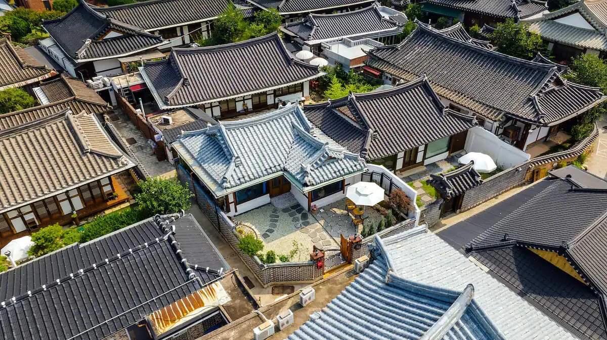 
                        韓國全州韓屋村里，壯觀又舒適的韓屋住宿??這也許是全州韓屋村最壯觀的韓屋了吧！??想要去全羅北道旅行的朋友們，千萬別錯過這間位于全州韓屋村里的韓屋。?? 這家韓屋擁有超過 105年的歷史，但經(jīng)過翻新之后變得更現(xiàn)代化。? 整家韓屋共有一間臥室，可容納高達兩個人。??從這里出發(fā)，只需 5分鐘即可到達梧木臺、全洞大教堂、慶基殿等地標。??????因為它位于主街上，想要去吃好吃的或去購物也很方便。??訂購此 Airbnb 住宿??：[點擊這里](https://bit.ly/41wxs42) ??韓國 20間超美的韓屋住宿???：[點擊這里](https://bit.ly/44zs0Aa) ??關(guān)注我們，帶你探索更多國內(nèi)外好去處！#韓國 #韓國旅游 #韓國住宿 #住宿推薦 #韓國住宿推薦 #全州 #韓國全州 #全州韓屋村 #韓屋村 #發(fā)現(xiàn)寶藏民宿 #旅行心得