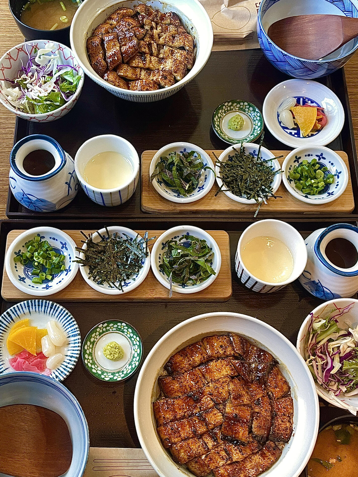 
                        ????明洞｜三種吃法的鰻魚飯 ??最愛第2種店名：??時間：11:30 ~ 21:00(每周日休息2:30-5:30 break time）地址：?? ?? ??? 46 ?? 105?藏匿在大樓深處的美味秘境????♀?！1??直接品嘗鰻魚的原汁原味2??添上蘇子葉、海苔、蔥段、芥末，拌一拌，口感層次豐富3??在2??的基礎(chǔ)上，倒入綠茶??（帶點咸味的那種），別有一番風(fēng)味份量超級實在，兩個人都吃不完的挑戰(zhàn)??#韓國美食探索 #留學(xué)生日常 #吃貨的幸福時光#烤鰻魚控 #鰻魚飯愛好者#明洞美食地圖 #首爾美食日記#韓國料理真愛粉