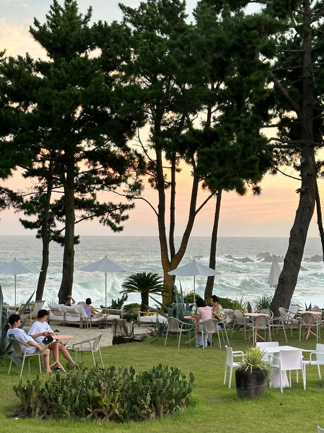 
                        ?今年夏天濟州島最I(lǐng)N打卡圣地！?濟州島的咖啡店、餐廳、brunch我?guī)缀豕浔榱?，自信滿滿地說：這家店是我目前的心頭好！?????店名是nuva beach，藏身在西歸浦的海岸線旁邊它不僅僅是一家咖啡店，還結(jié)合了餐廳和夜店的元素，有DJ現(xiàn)場，氣氛絕了??店家的介紹里只簡單提到了brunch，真是低調(diào)藏匿了一顆明珠啊??新開的店，新鮮感十足，感覺要火爆濟州島了！而且這片海邊的美景，真的是讓人驚嘆不已以為自己已經(jīng)見慣了濟州島的海景，沒想到這里的美景還是讓我深深著迷！來訪的時間點也很關(guān)鍵，強烈推薦傍晚7點左右，正是日落時分，不熱不曬，景色美得不可思議，點上一杯冷飲，來份披薩或意面，泡在泳池里，直到夜幕降臨，這里變成了club，周末來這里放松簡直完美！? ? ? ?? ? ? ? ? ? ? ? ?? ? ??? 店名：nuva beach?? 地址：?? ???? ??? 148-15 A??? 營業(yè)時間：10:00-凌晨1:00???????????????#濟州島旅行 #COTD咖啡探店 #寶藏餐廳分享 #濟州島探店 #旅游必備 #度假風(fēng) #海邊美景 #拍照圣地 #旅行攻略 #濟州島咖啡店 #nuva #海邊美食 #韓國濟州島 #自由行攻略 #韓國夜店 #club #韓國咖啡店 #韓國餐廳 #泳池派對 #好物推薦 #泳池咖啡店 #設(shè)計感 #咖啡店設(shè)計 #城市新玩法 #假日citywalk #濟州島酒店 #海邊咖啡廳