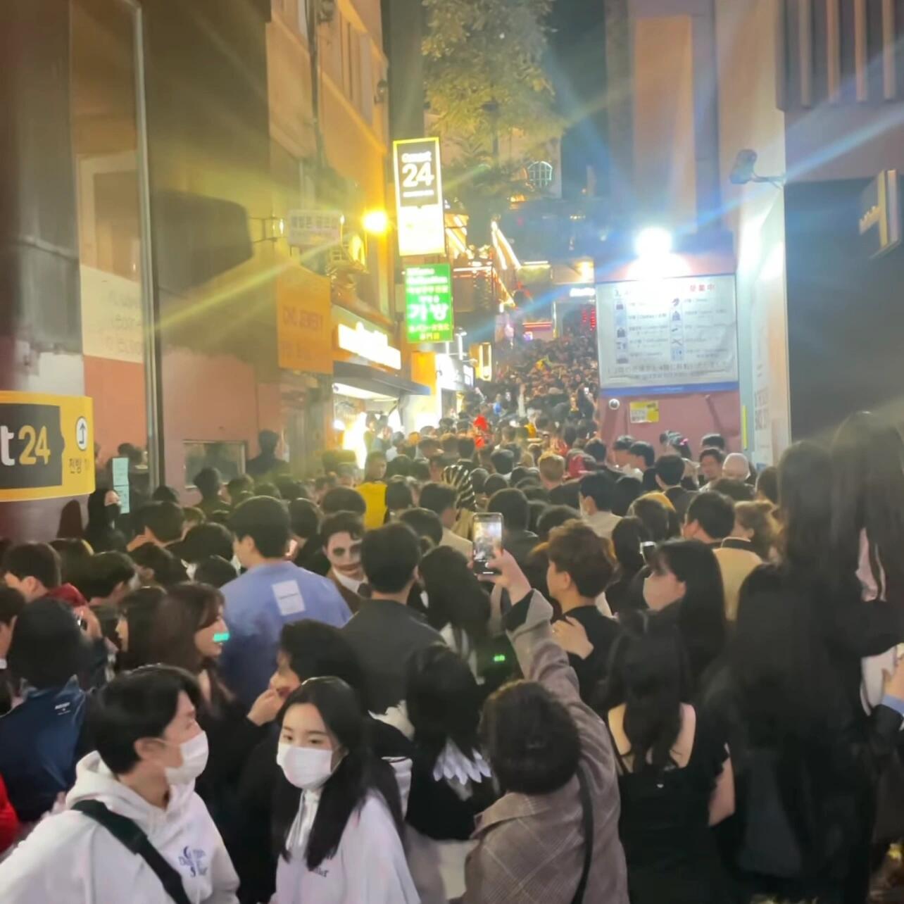 
                        梨泰院逃生記????那天，我和朋友親眼見證了整個事件的發(fā)生??。只見一個又一個人躺在地上，被緊急救護人員抬走。事故的原因并不單一，真的讓人心痛。這是我生平第一次感覺死亡如此之近，心里久久不能平靜??。提醒大家，無論何時何地，安全永遠是第一位的??。#韓國梨泰院 #韓國風(fēng)情 #梨泰院夜生活