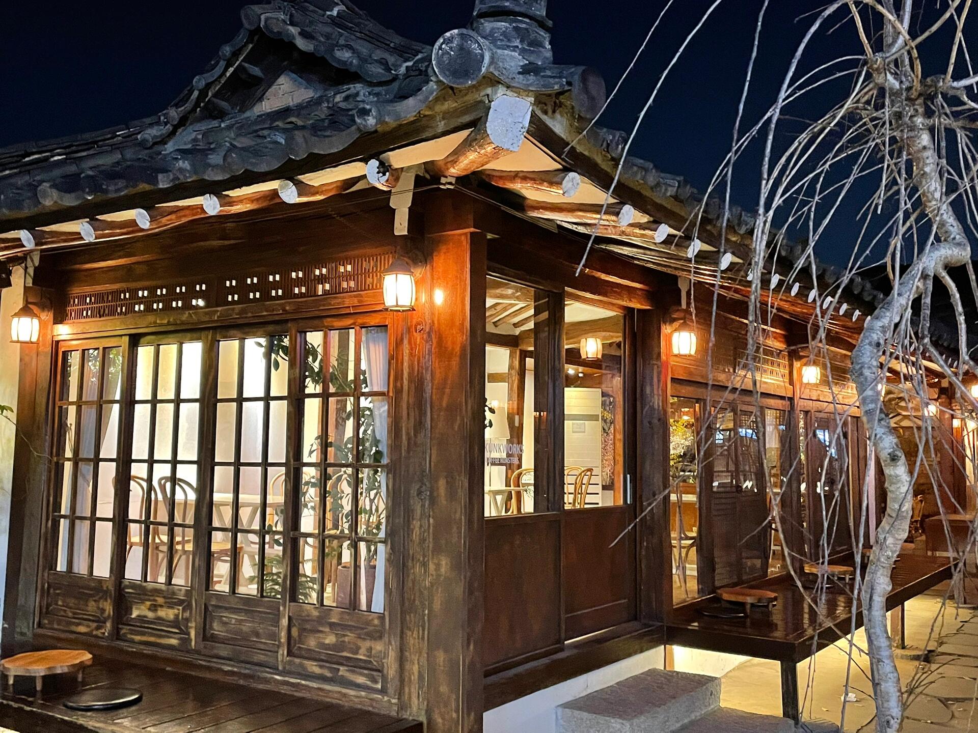 
                        韓國????慶州 | 韓屋一條街????探索之旅?在慶州享受閑暇時光，我決定去探索當?shù)氐娘L(fēng)情，特別是那些不涉及歷史博物館的地方。于是，我發(fā)現(xiàn)了一個充滿小吃和咖啡館的美麗街道——????！????我和朋友住得離大巴站很近，步行大概10分鐘就到了這個迷人的地方。我們選擇了晚上前往，盡管是工作日，街上依然熱鬧非凡。漫步在這條胡同里，眼前是一家接一家風(fēng)格獨特的咖啡館，每一家都散發(fā)著韓屋的古典魅力！????連CU便利店都裝扮成了韓屋風(fēng)格，超級可愛！我們邊走邊嘗試了當?shù)氐男〕?，比如雜菜餅和玉米杯，味道真是太棒了！????最終我們選擇了一家超火的網(wǎng)紅店，專門做牡蠣拌飯的。雖然排隊的人很多，但我們很快就輪到了。我們點了人氣的拌飯和蝦仁餅，味道絕了！????拌飯雖然是涼的，但我更喜歡熱食，所以又額外點了一碗白米飯，混合著一起吃，簡直是完美的搭配。兩個人吃這些實在有點撐，但店家送的牛肉蘿卜湯也是一絕，暖心又暖胃（雖然我平時不太吃牛肉）。????附近還有一家名為“溫泉”的店，看起來也很有意思，打算下次嘗試。餐后，我們就在旁邊的一家小咖啡店坐下，享受了一段悠閑的時光。????飯店地址：?? ??? ???57?? 17#韓國旅游 #韓國生活 #韓國 #留學(xué)韓國 #韓國旅行 #咖啡店 #韓國慶州 #韓國慶州旅行