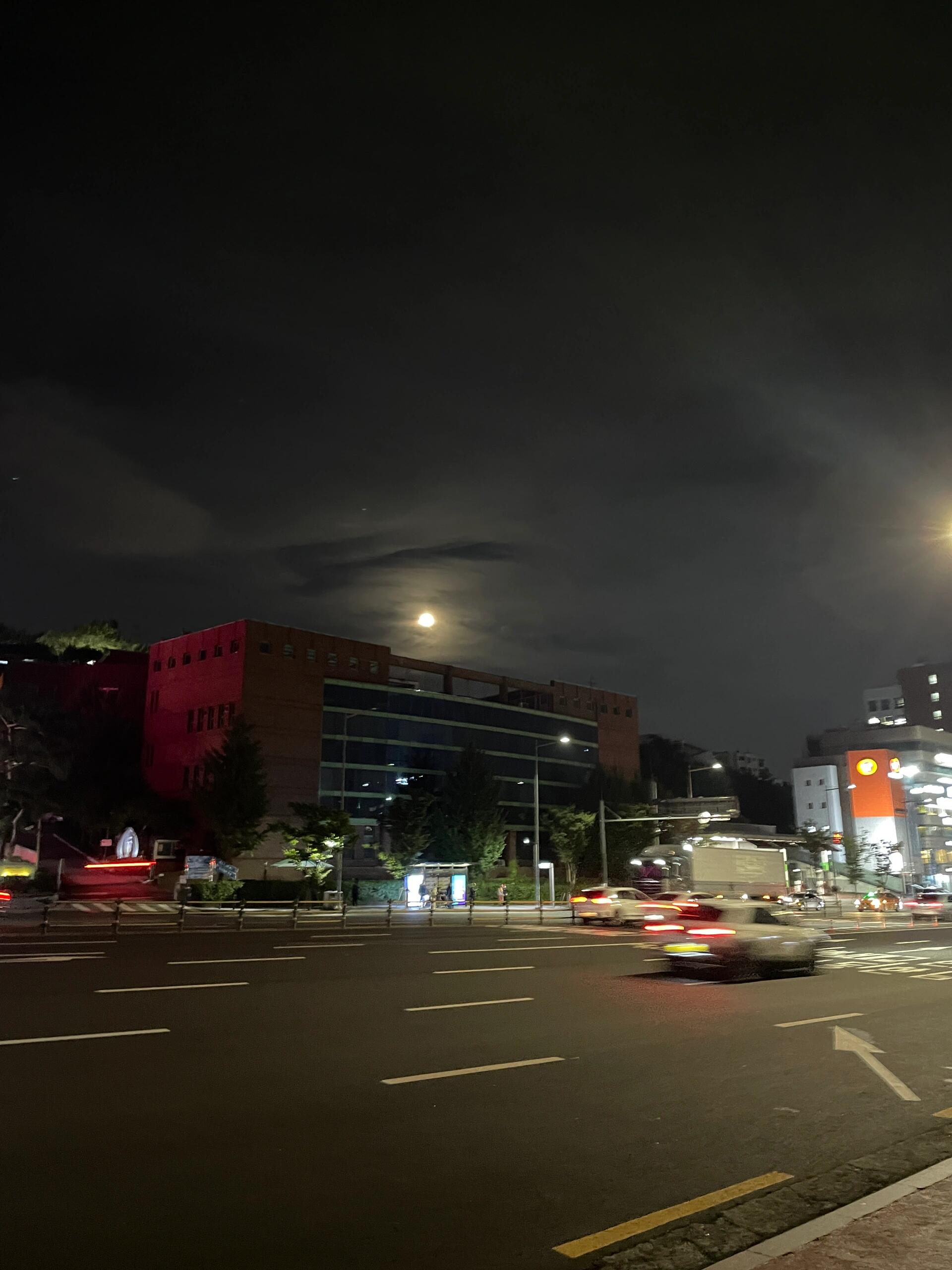 
                        ???漢南洞夜游新體驗大多數(shù)游客都傾向于日間漫步漢南洞，但我的行程安排讓我在夜晚抵達這里，意外發(fā)現(xiàn)了漢南洞別樣的魅力！夜晚的漢南洞，別有一番風(fēng)味，燈光下的街道和店鋪，格外迷人。連Diesel店鋪夜景都美得不可方物????#漢南洞 #夜間漫步 #韓國風(fēng)情 #韓國夜生活 #韓國探索
