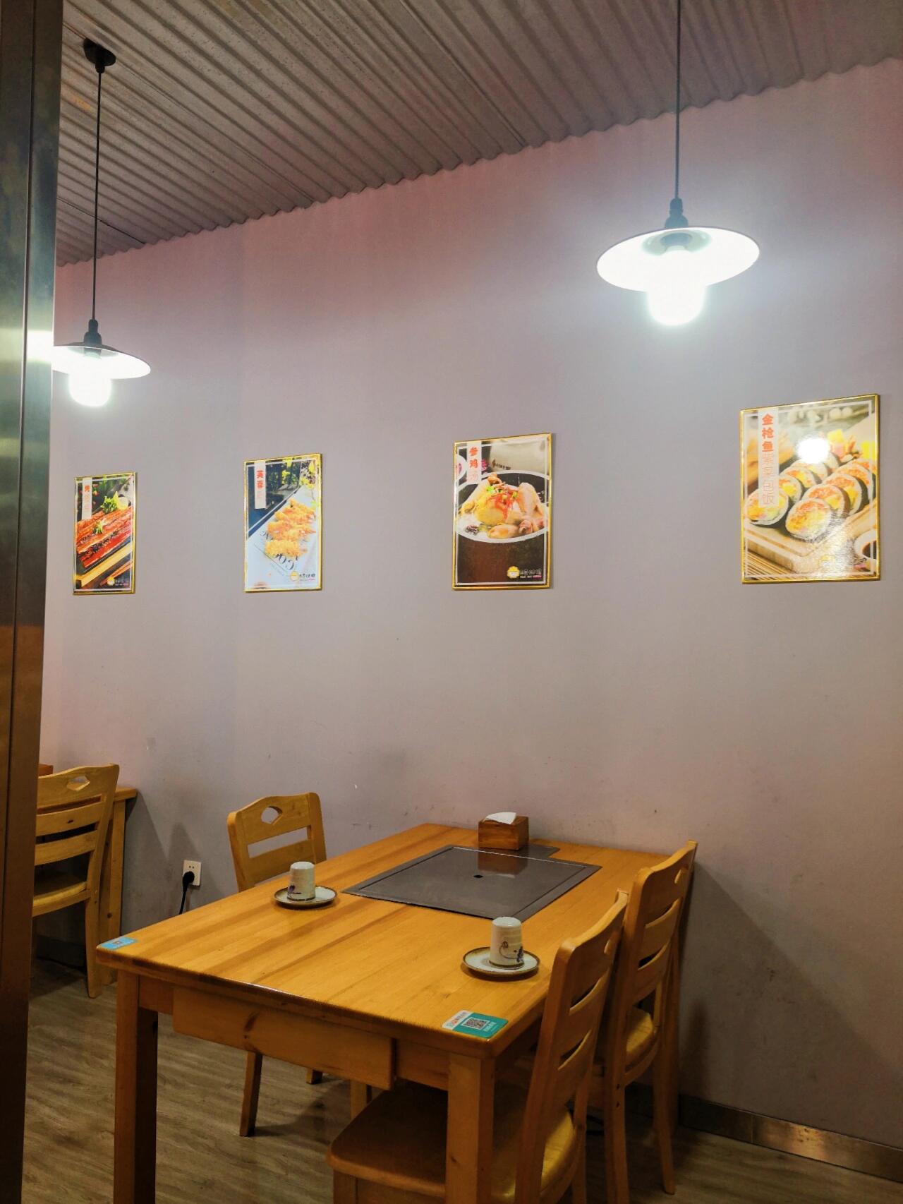 
                        日照探店|這家韓料店竟然可以唱歌哎??驚喜發(fā)現(xiàn)！日照的老牌韓料名店景福宮搬新家啦，而且升級(jí)重啟！現(xiàn)在，不僅能享受美食，還能在樓上的包廂邊吃邊唱K，是不是很酷？????地點(diǎn)超便利，在日照東港區(qū)海濱五路，電廠家屬院對(duì)面就能找到我們哦！??石鍋參雞湯：這份參雞湯里，滿滿的雞肉、鮑魚、八爪魚、人參、糯米、栗子...簡(jiǎn)直是營(yíng)養(yǎng)滿分！雞肉超級(jí)多，軟爛入味，一點(diǎn)也不柴，冬日里來(lái)一碗熱騰騰的參雞湯，幸福感爆棚！????雞爪：處理得干干凈凈，軟糯可口，輕輕一抿就能脫骨，調(diào)味也是絕了！??韓式豬蹄+五香醬肉：韓式豬蹄辣味十足，辣得讓人欲罷不能！不吃辣的朋友也別擔(dān)心，旁邊的五香口味同樣美味，還有新鮮的生菜蘇子葉搭配，完美！店里的菜品種類豐富，各種經(jīng)典韓國(guó)料理一應(yīng)俱全，一大桌的小菜讓人感覺儀式感滿滿。這里常常能看到韓國(guó)朋友們光顧，無(wú)論是和閨蜜小聚，還是家庭聚餐，亦或是商務(wù)宴請(qǐng)，都非常合適。能在餐廳就享受KTV的樂趣，真的是大大的加分項(xiàng)！#日照 #日照美食 #日照探店 #探店 #跟我來(lái)探店 #周末探店 #韓餐 #日照旅行 #探探網(wǎng)紅店 #韓國(guó)料理 #韓料 #景福宮 #韓國(guó)景福宮 #ktv #聚餐