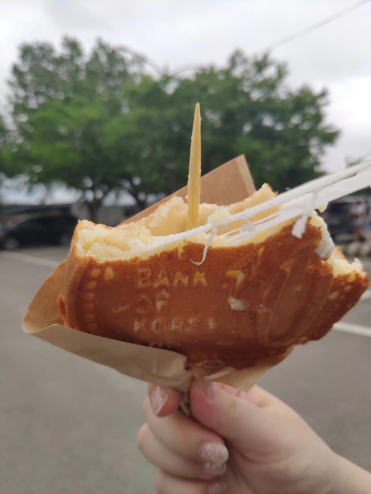 
                        ????慶州必吃美食 | 十元面包不容錯(cuò)過(guò)??上周的慶州之旅真是太棒了！三天的時(shí)間里，我發(fā)現(xiàn)了慶州的美食寶藏——10????這家店真的無(wú)處不在，只要是熱鬧的街道，走幾步就能看到一家，超級(jí)方便！??我得說(shuō)，這面包真的名不虛傳！外層酥脆，內(nèi)里柔軟，而且里面還藏著滿滿的芝士，可以拉出超長(zhǎng)的絲！想象一下，就像是我們國(guó)內(nèi)街頭常見的星星小蛋糕，但是更大一些，外皮更加酥脆，里面還有加分的芝士味道??如果單點(diǎn)一個(gè)面包，價(jià)格是3000韓元，差不多合人民幣15元。不過(guò)，他們還提供面包加飲料的套餐，性價(jià)比可能會(huì)更高哦！#韓國(guó)美食 #慶州美味 #面包愛好者 #旅行心得 #韓國(guó)游記 #慶州游 #慶州美食地圖 #十元面包必吃