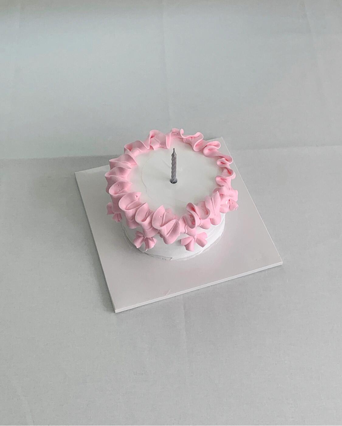 
                        Ribbon cake ?? ??在韓國(guó)的咖啡館里，有一款超美的絲帶蛋糕等你來(lái)嘗鮮！??? 我是店主，一邊經(jīng)營(yíng)著這家小店，一邊學(xué)習(xí)中文。如果我的中文有點(diǎn)不夠流暢，還請(qǐng)大家多多包涵哦~???♀? 不管多晚，我都會(huì)努力回復(fù)大家的留言和私信，感謝每一位給我留言的小伙伴！????請(qǐng)大家尊重原創(chuàng)，拿圖請(qǐng)注明出處，嚴(yán)禁商業(yè)用途哦！???? 地址：韓國(guó)釜山廣域市金井區(qū)南山洞677-6 (1樓)?? ??：??? ??? ??? 677-6 (1?)#咖啡館 #韓國(guó)咖啡廳 #釜山咖啡廳 #咖啡愛好者 #韓國(guó)風(fēng)情 #釜山探店 #韓國(guó)旅行必去 #日常小確幸 #咖啡日記 ???????