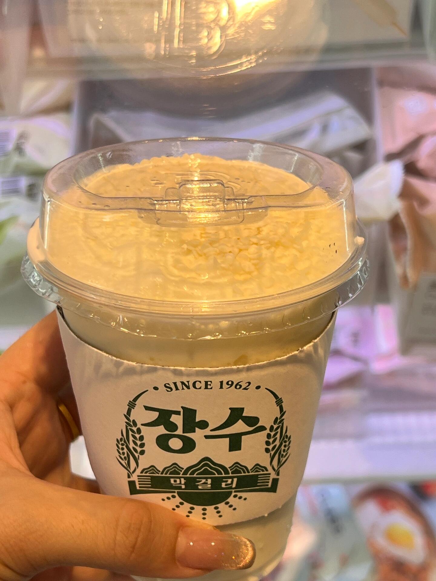 
                        在韓國(guó)喝過(guò)最值得的飲料！！??????OMG！這個(gè)飲料簡(jiǎn)直是我的心頭好！姐妹們，我只是想分享我在韓國(guó)找到的超值美味，怎么就引來(lái)不必要的爭(zhēng)議了呢？?? 我只是分享我個(gè)人的喜好，沒想到會(huì)有這么大的反響。如果我的言辭讓你不舒服，那我只能說(shuō)對(duì)不起了，但我也不是省油的燈，不好的態(tài)度我也只能以牙還牙了。??我發(fā)現(xiàn)了這款只有在????韓國(guó)才能喝到的飲料，而且在韓國(guó)的巴黎貝甜隨處可見，不用排長(zhǎng)隊(duì)，超方便！我真的不明白為什么有人說(shuō)我在夸大其詞？???♀? 我覺得旅行的時(shí)候嘗嘗當(dāng)?shù)氐南薅嬈吠玫模绕涫瞧渌娘嬃隙家u到三四十一杯，這款二十多的價(jià)格不是很劃算嗎？而且它沒有酒精味，對(duì)于不喜歡酒精的我來(lái)說(shuō)簡(jiǎn)直完美！我就是喜歡那種米釀的味道，難道這也不行嗎？??下面是我要分享的那款飲料詳情??巴黎貝甜的米酒冰沙（不清楚具體名字，看到宣傳牌就指著說(shuō)要這個(gè)就可以了）價(jià)格親民，一杯二十幾塊錢，性價(jià)比超高！其他的飲料都30?，而這款既甜又不膩，米酒的清香讓人回味無(wú)窮！還有同款的雪糕哦！#韓國(guó)旅游 #韓國(guó)生活 #韓國(guó)美食 #韓國(guó)巴黎貝甜 #韓國(guó)飲品 ?????????