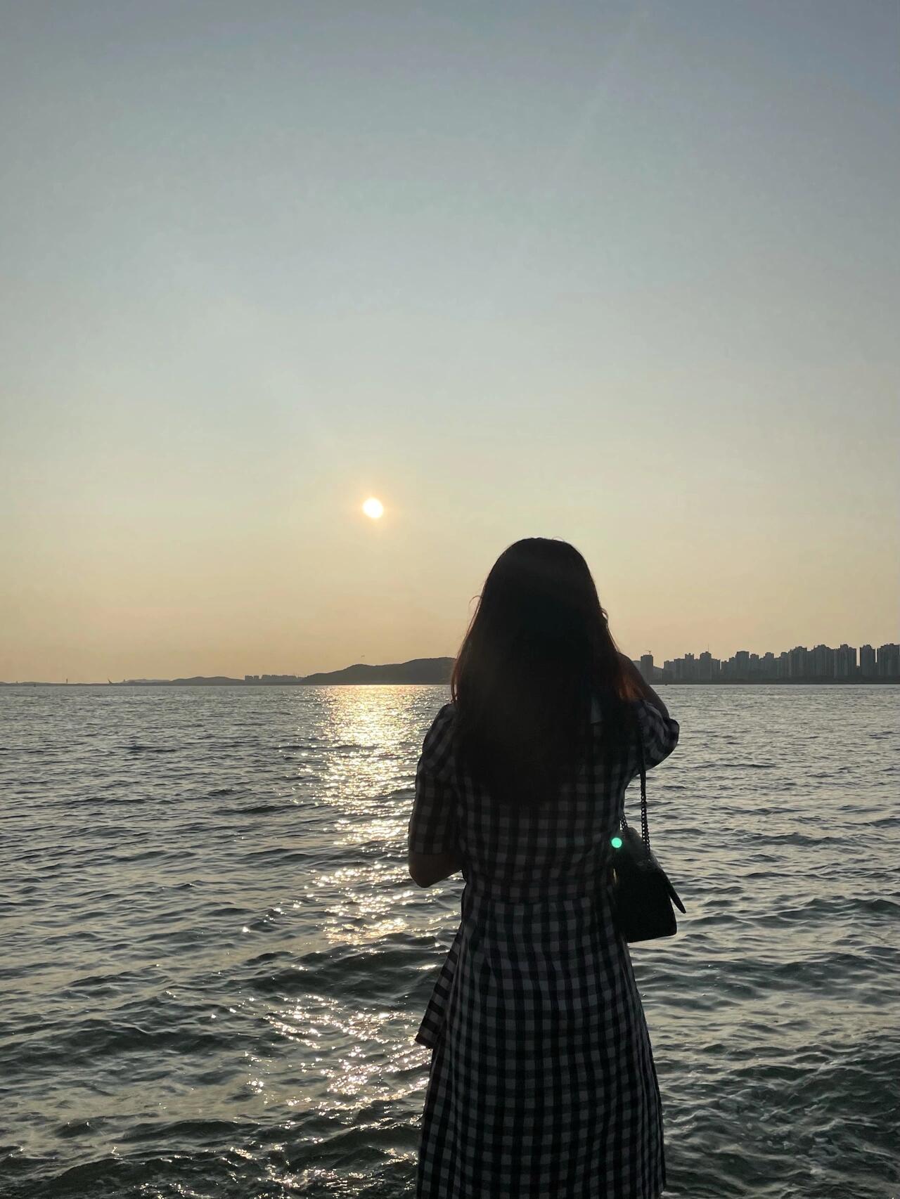 
                        月尾島的日落???追逐夕陽的腳步???♀???#最美日落 #韓國 #首爾 #仁川 #仁川月尾島 #韓國旅游 #首爾旅游 #治愈系景點 #假期必去 #首爾周邊探索在首爾不遠(yuǎn)處，仁川的月尾島是個絕佳的日落觀賞點。這里的夕陽美得讓人心動??，仿佛能治愈一切煩惱。不妨趁著假期，來這里感受一下大自然的鬼斧神工吧！???