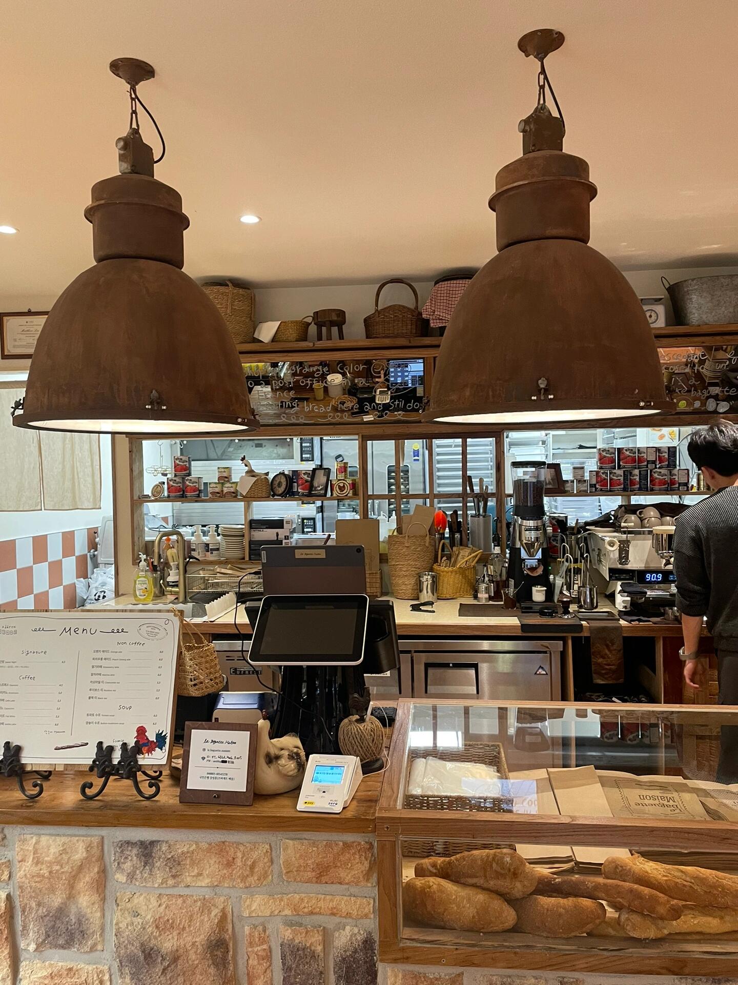 
                        ????新村面包新星登場！速速圍觀！??學(xué)習(xí)好去處新村探店記，偶遇這家剛開業(yè)的面包咖啡館～韓網(wǎng)上超火的，人氣爆棚呢！??一樓是點餐區(qū)，面包??和咖啡??琳瑯滿目，口味多多，有黃芝士??、巧克力??、綜合芝士??、雞蛋??、土豆??、抹茶??、煉乳等等，還有小杯乳酪??單點哦～我嘗了巧克力和馥芮白，超滿足！最后一張圖有圖有真相??二樓是用餐區(qū)，超大窗戶背后是化妝室，超適合安心學(xué)習(xí)，必須回訪，強烈推薦給你們！新村站3號出口，步行兩分鐘就到啦???????? ???? ???? ??? 28 1?#面包控 #韓國咖啡館 #新村探店 #韓國留學(xué)生活 #韓式面包 #韓國風(fēng)情