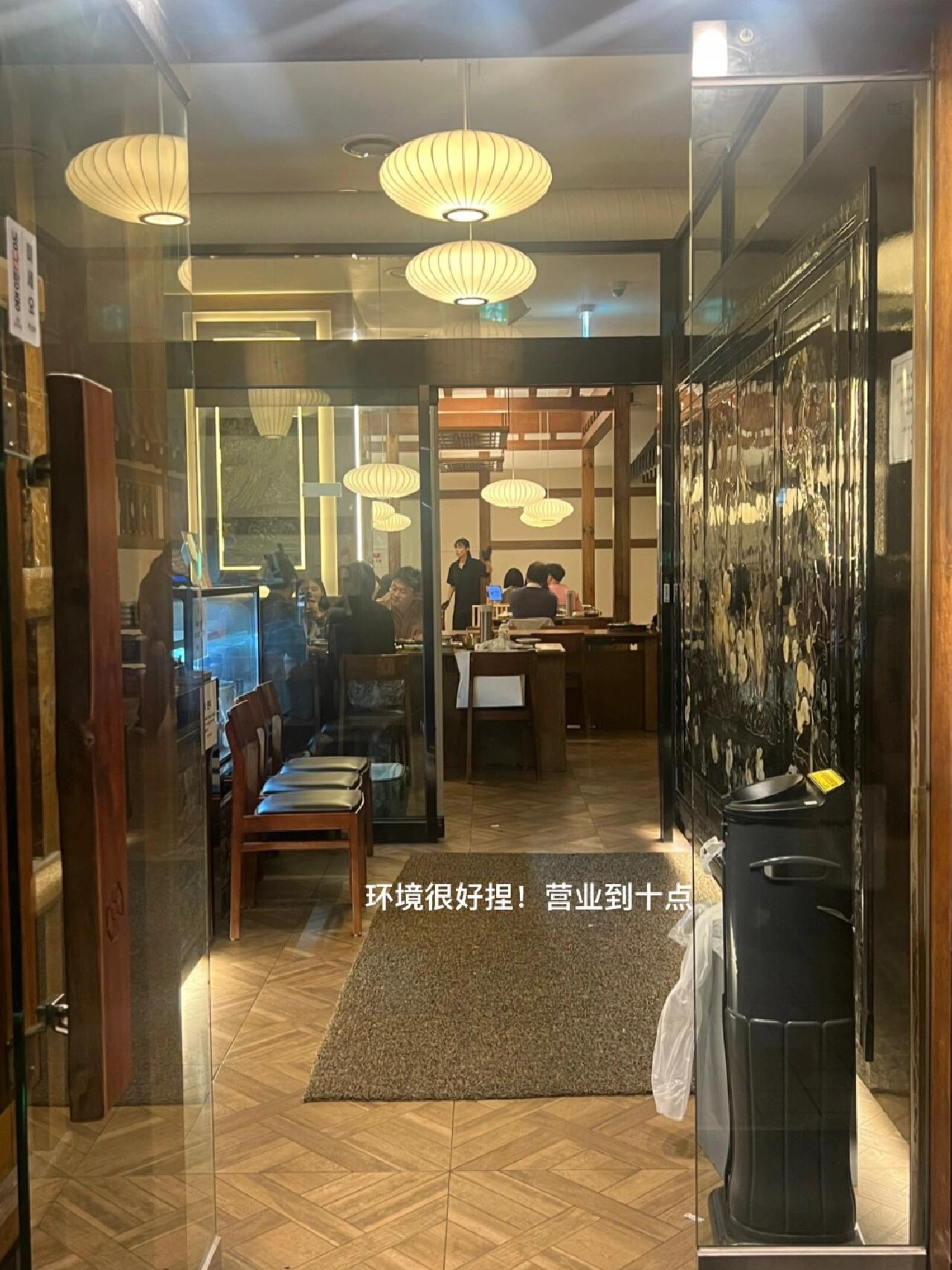 
                        ????首爾plog｜嘗嘗好吃的韓牛??從汝矣島現(xiàn)代百貨出來，只走了五分鐘就到了這家超好找的韓牛店，幸好不用排隊等位！???♀???點餐時懶得研究菜單，就直接選了個雙人套餐，人均350元，性價比超高！????如果覺得不夠吃，可以像旁邊的桌子那樣，最后再加一份香噴噴的炒飯哦！????吃得超級滿足，肚子里都是幸福感！??飯后散步到旁邊，沒多久就逛到了一家超近的oliveyoung，美妝控的天堂！?????#旅行中的地道美食 #十一旅行日記 #吃喝玩樂 #烤肉 #探店 #日常碎片PLOG #首爾 #首爾旅行 #日常plog #首爾探店 #韓國旅行攻略 #韓國旅行