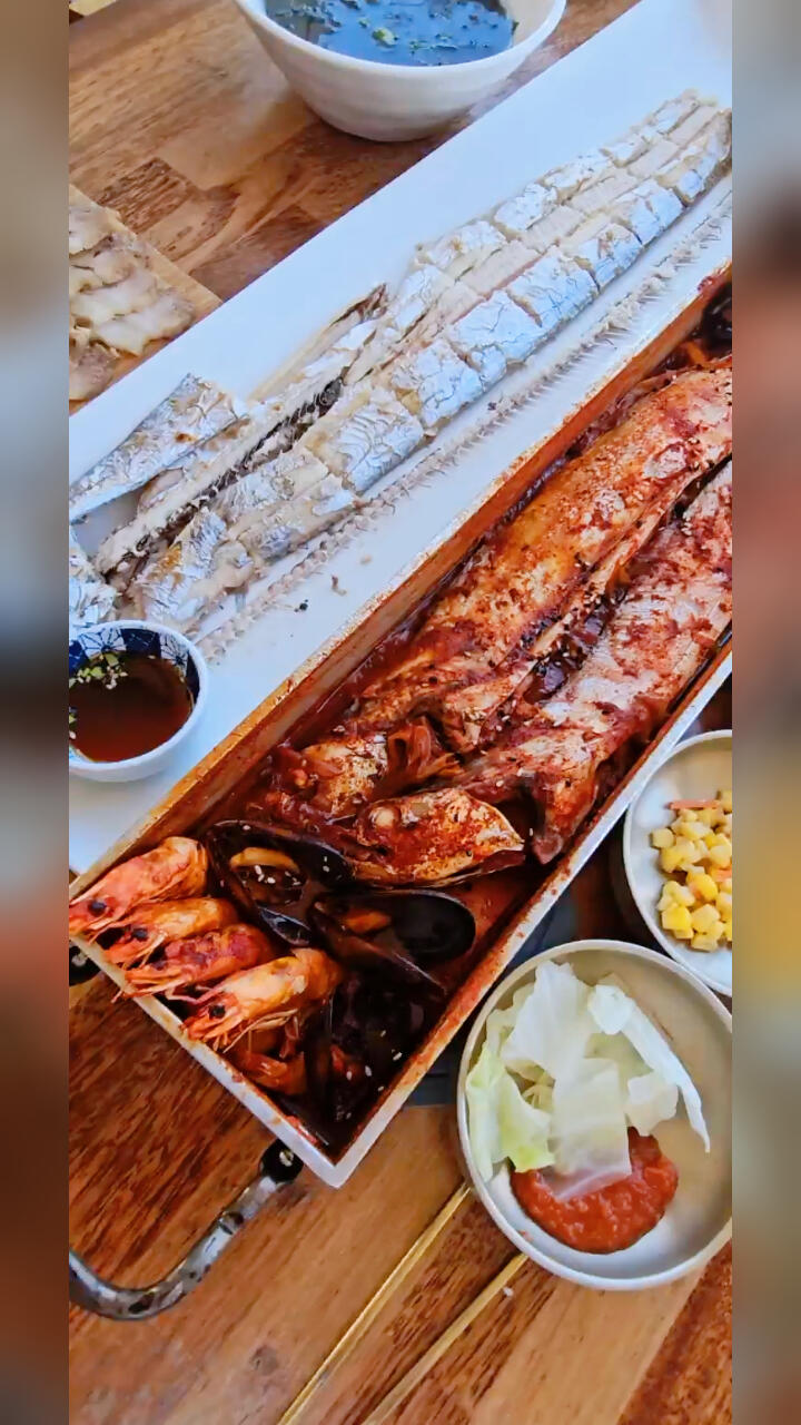 
                        濟州島美食探店指南????大家好！??作為一名住在濟州島的美食偵探????♀?，我要帶你們?nèi)グl(fā)現(xiàn)一個超級贊的美食地點！這家叫做宮書體的餐廳就在濟州機場附近，超級方便！這里的帶魚料理簡直是濟州島的隱藏寶藏，價格親民但味道絕對高級，份量也超級給力！????? 周邊還有很多酒店，吃飽了還能好好休息一下。??店名：??? ????地址：?? ??? ??? ????? 530 2? 2???電話：0507-1481-6014?營業(yè)時間：上午10點至晚上10點?必吃推薦：?????????（約12萬韓元）標(biāo)簽時間???：#濟州島美食 #濟州島日常 #韓國料理 #美食探店 #濟州島旅行必吃 #濟州島自由行美食 #100家探店計劃 #西歸浦美食 #分享美味 #濟州島旅行攻略快來跟我一起探索更多濟州島的美味吧！???????