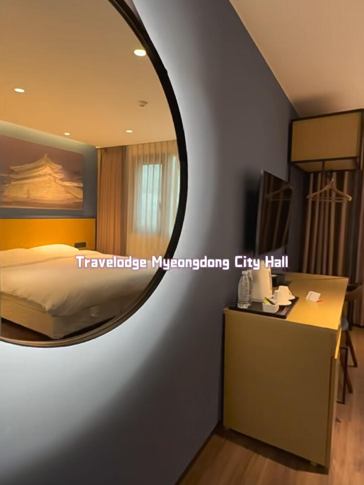 
                        ???? 探索首爾必住的Travelodge酒店大家好！今天要來分享我在韓國首爾的超值住宿體驗 ????這間Travelodge酒店位於熱鬧的明洞，但又靠近市政廳，地理位置超級棒！而且離地鐵站只需輕鬆步行5分鐘，從city hall站的7號出口出來就到了，超方便的??房間方面，我住的是Superior Queen Room，空間感覺剛剛好，而且超級舒適，晚上睡得特別香?? 環(huán)境安靜，讓人完全放鬆！即使我?guī)Я藘蓚€大行李箱加上兩個小的，還有滿滿的購物戰(zhàn)利品，房間裡活動起來也毫無壓力??對了，樓下就有一家7-11，24小時營業(yè)，夜晚想吃點宵夜也不是問題。而且周圍餐廳選擇多，有一家炸雞店的味道簡直讓人回味無窮??我去的時候是2022年12月，住了7天6夜，價格是MYR 1990，性價比超高，真心覺得很劃算????總之，這間酒店真的是我發(fā)現(xiàn)的寶藏，無論是獨自旅行還是親子遊，都非常推薦！下次來首爾，還會選擇這裡住宿呢??#發(fā)現(xiàn)寶藏酒店 #酒店推薦 #親子酒店推薦 #低價酒店 #網(wǎng)紅酒店 #首爾 #首爾旅行 #韓國首爾 #明洞 #明洞酒店