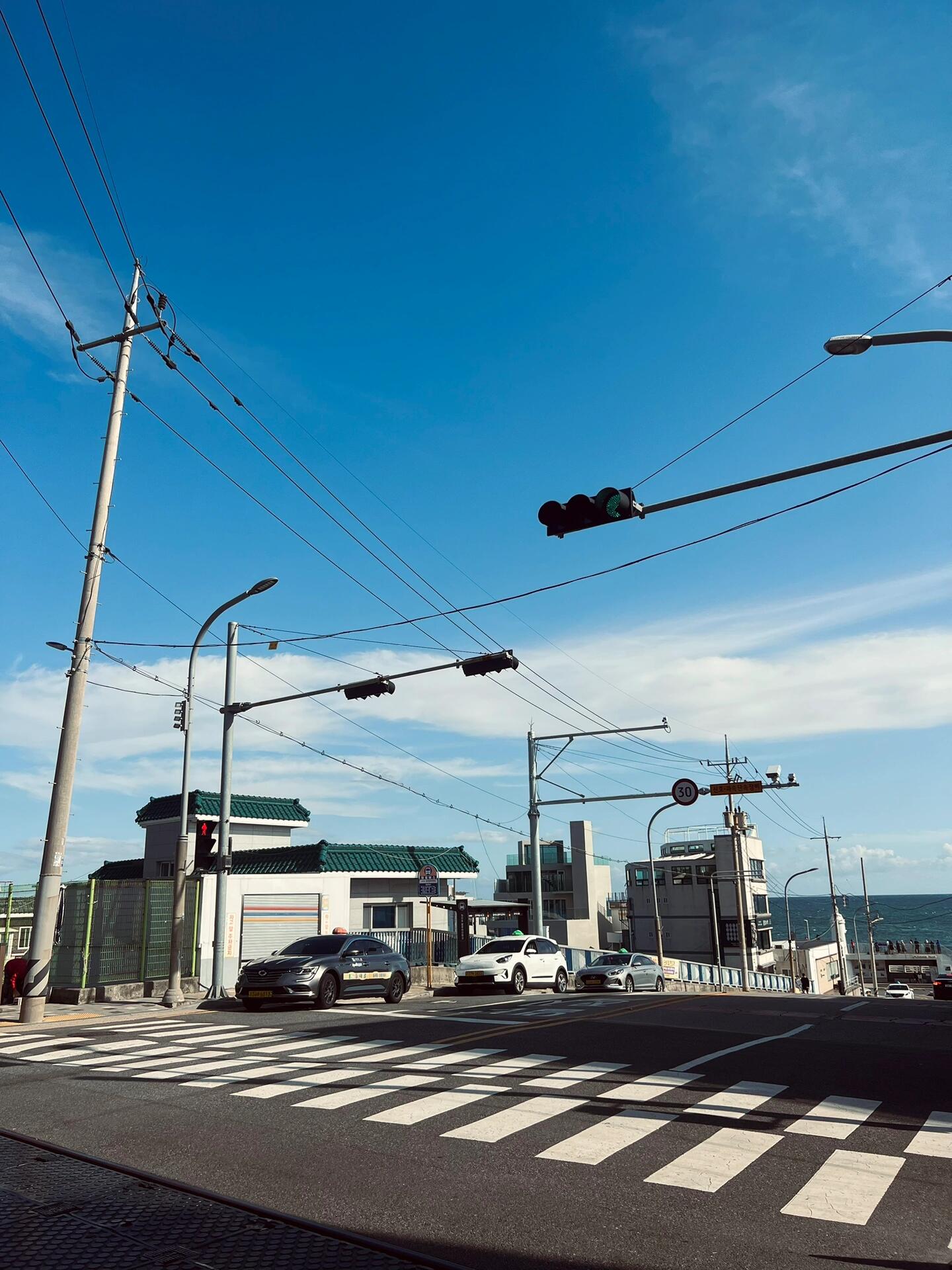 
                        答案都在路上｜ 自由都在風(fēng)里！??#釜山行 #韓國旅行 #釜山小火車 #釜山青沙浦在尋找生活的答案時，有時候我們需要的只是一場旅行。??? 釜山，這個充滿活力的城市，等待著每一位熱愛探索的旅者。乘坐那標(biāo)志性的小火車，穿梭在釜山的大街小巷，每一次轉(zhuǎn)彎都可能遇見不一樣的驚喜。而青沙浦，這個被海風(fēng)輕撫的地方，讓人忍不住放慢腳步，深呼吸，感受自由的味道。????? 這里不僅有著絕美的海景，還有著那些講述著歷史的街道和建筑，讓人在欣賞美景的同時，也能感受到時光的厚重。所以，下次當(dāng)你感到迷茫或是需要一些新的啟發(fā)時，不妨考慮一下釜山。在這里，答案可能就在一條靜謐的街道上，或是在那無垠的海平線之間。???? #韓國風(fēng)情 #旅行心得 #自由之旅