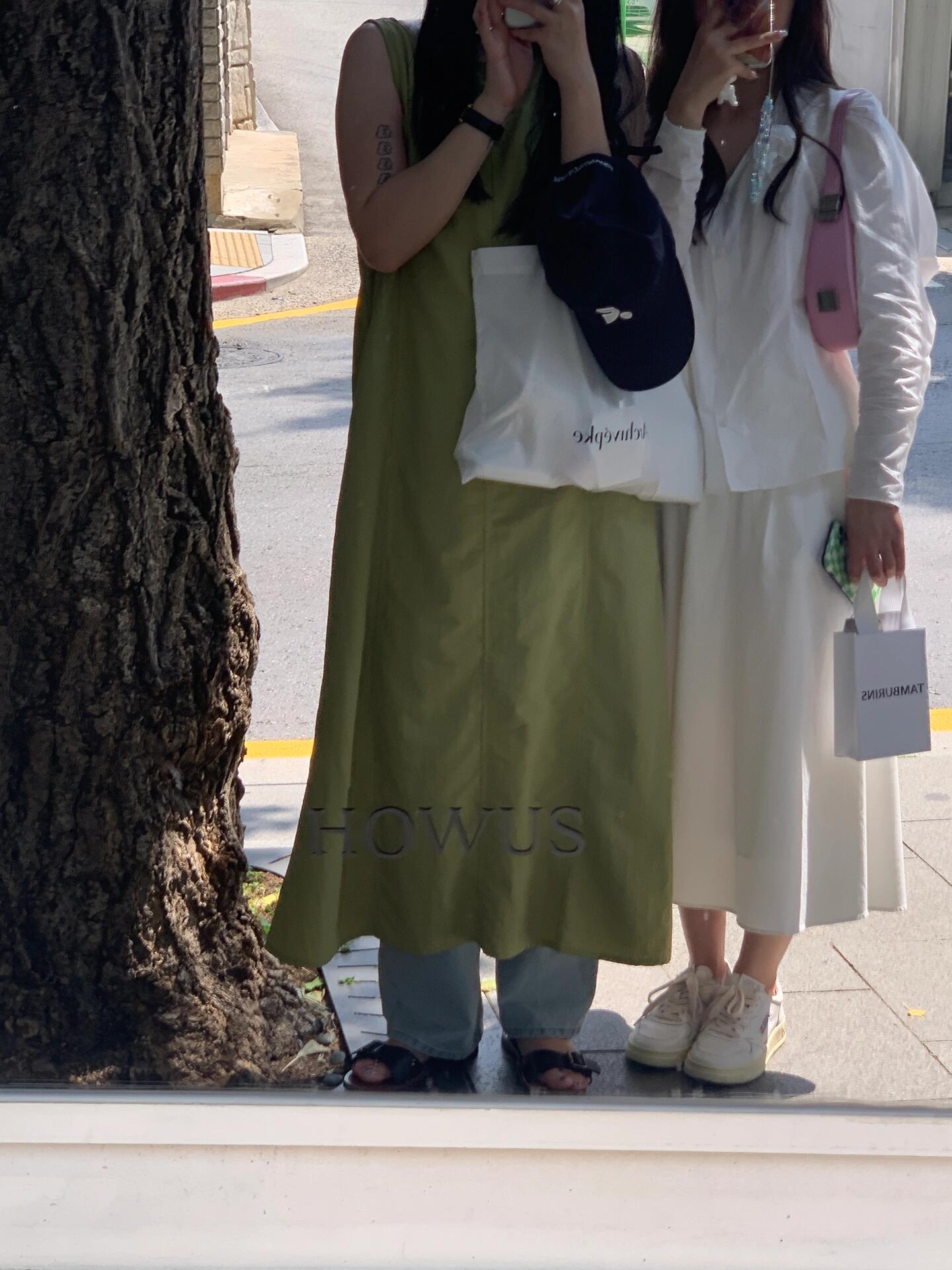
                        Ofr Seoul丨韓國必逛帆布包天堂???作為一個資深帆布包收藏者，我已經(jīng)入手了好幾款Ofr Seoul的包包，它們簡直是我的心頭好！如果你還沒有嘗試過雙肩帆布包，那么一定要來這里看看～背上它們，立刻就能散發(fā)出滿滿的韓式風(fēng)情，輕松成為時尚焦點，無需其他復(fù)雜搭配哦～????店里的裝潢也超級有格調(diào)，每個人來到這里都會忍不住拍照留念，保證你也會愛上這個充滿藝術(shù)氣息的小店。????#韓國帆布包 #韓國時尚 #韓國潮店 #韓國旅行必去 #SeoulShopping #KoreaFashionExplore